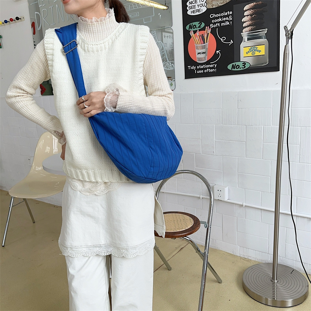 52212 Simple and niche commuter dumpling Bag, large capacity crossbody bag, ins single-shoulder bag, solid color sports underarm bag details Picture
