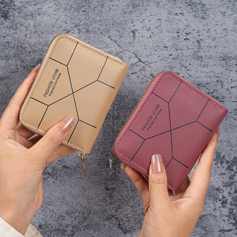 A new Japanese-style mini coin purse with a simple zipper and a credit card slot, fashionable, cute and portable coin purse storage bag Application Scenario