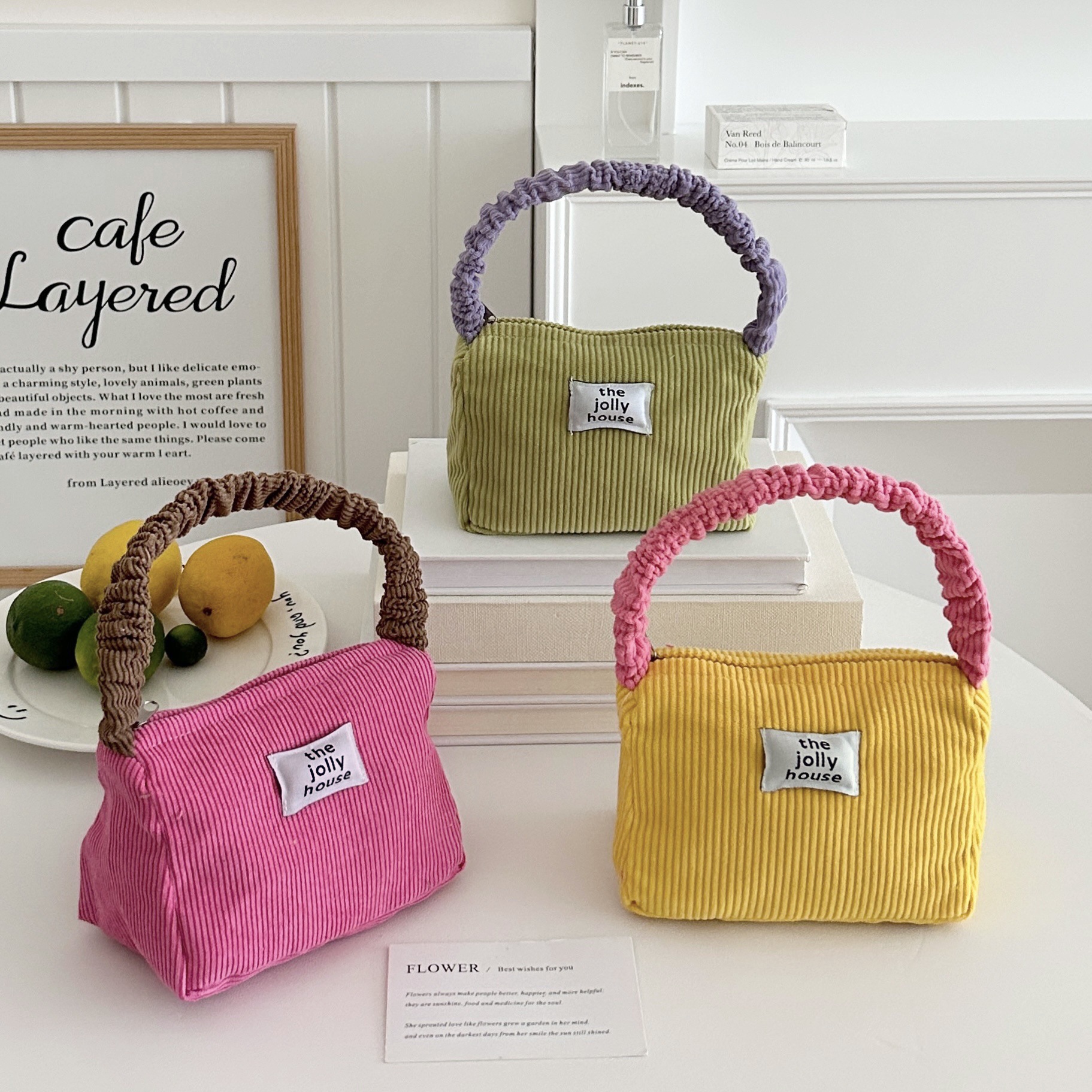 This is an Instagram high-appearance-level cute color-blocking underarm bag that women can carry with them. It has a large capacity for storage and is a casual bag full figure
