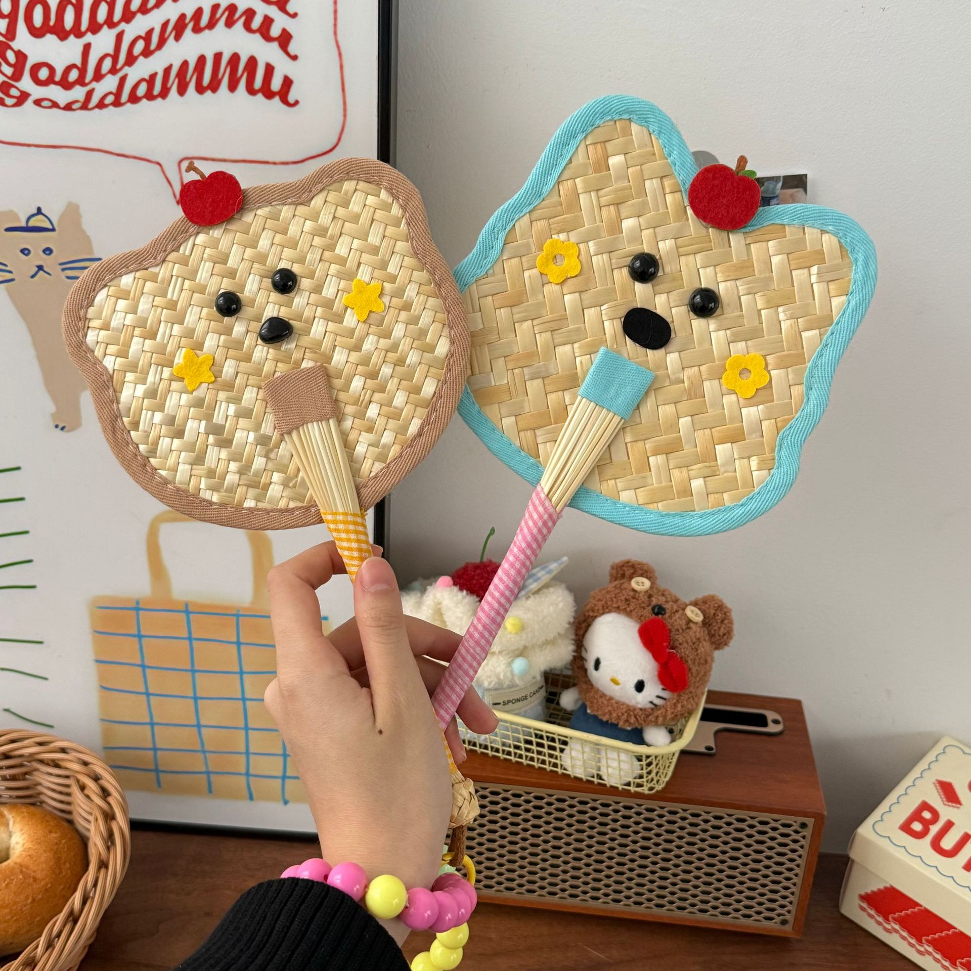 Cool and colorful palm-leaf fan, hand-woven from wheat straw in the shape of animal heads, mini and cute portable handheld fan details Picture