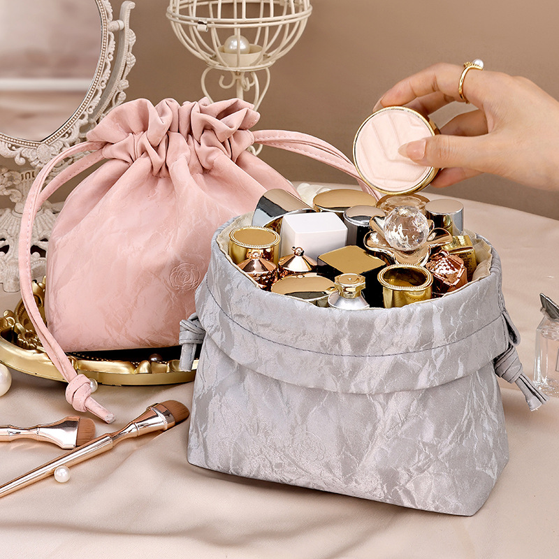 French-style classic storage bag with high appearance standards, portable with flowing sand, new ins cosmetics, large capacity, drawstring opening, portable for lazy people Specification drawing