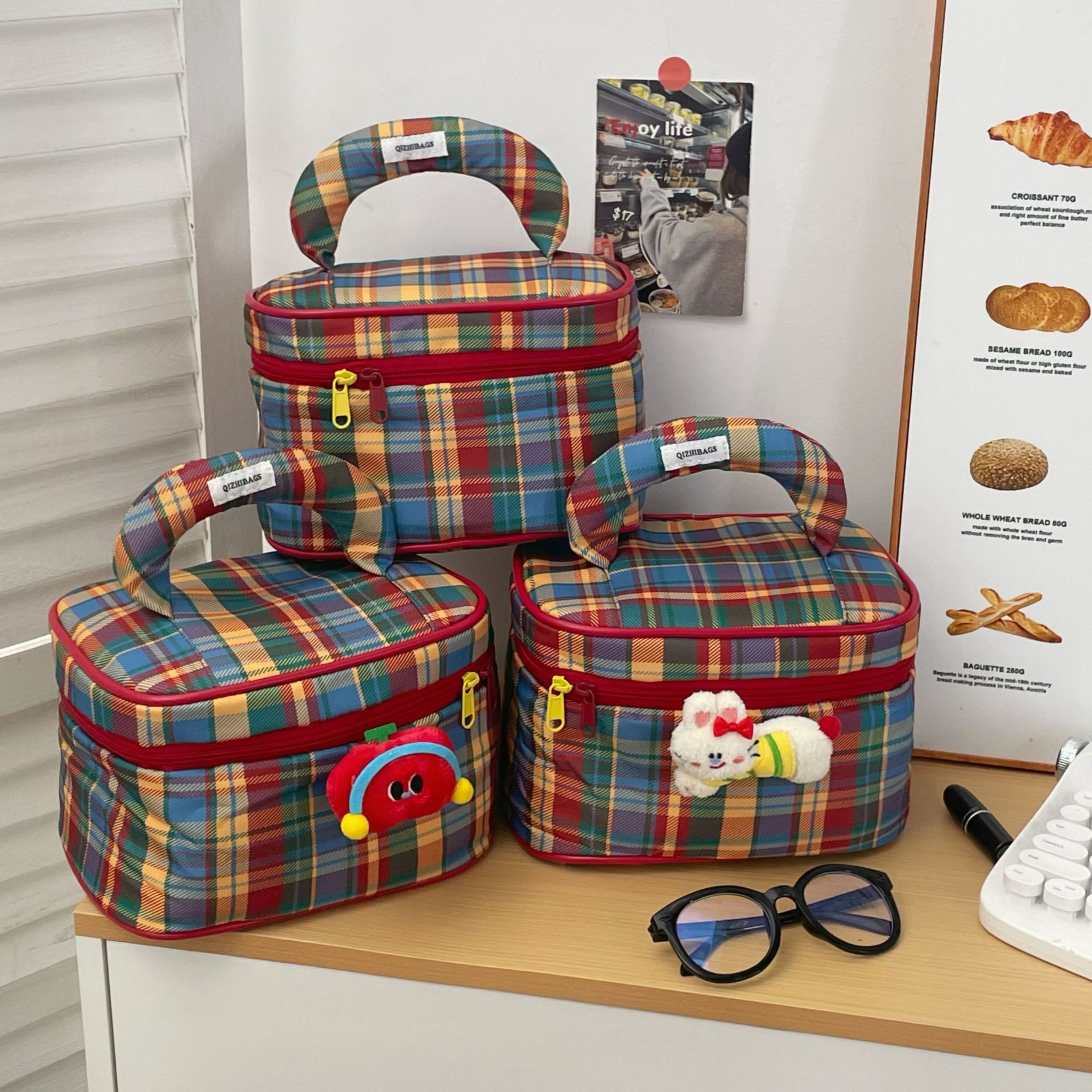 Cute checkered makeup bag for women, large-capacity portable travel bag with separate compartments for lipstick and cosmetics storage details Picture