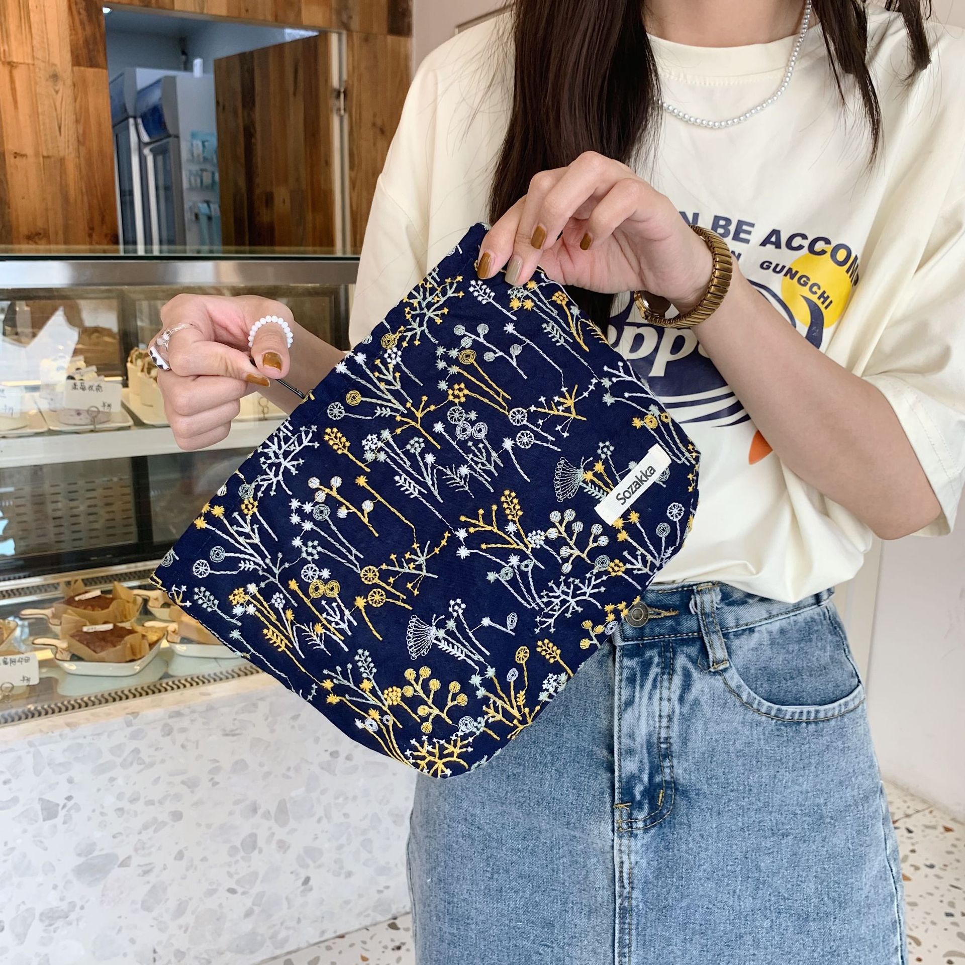 23022 Exquisite embroidered floral makeup bag, girls' storage bag, portable and easy to carry, large-capacity coin purse Application Scenario