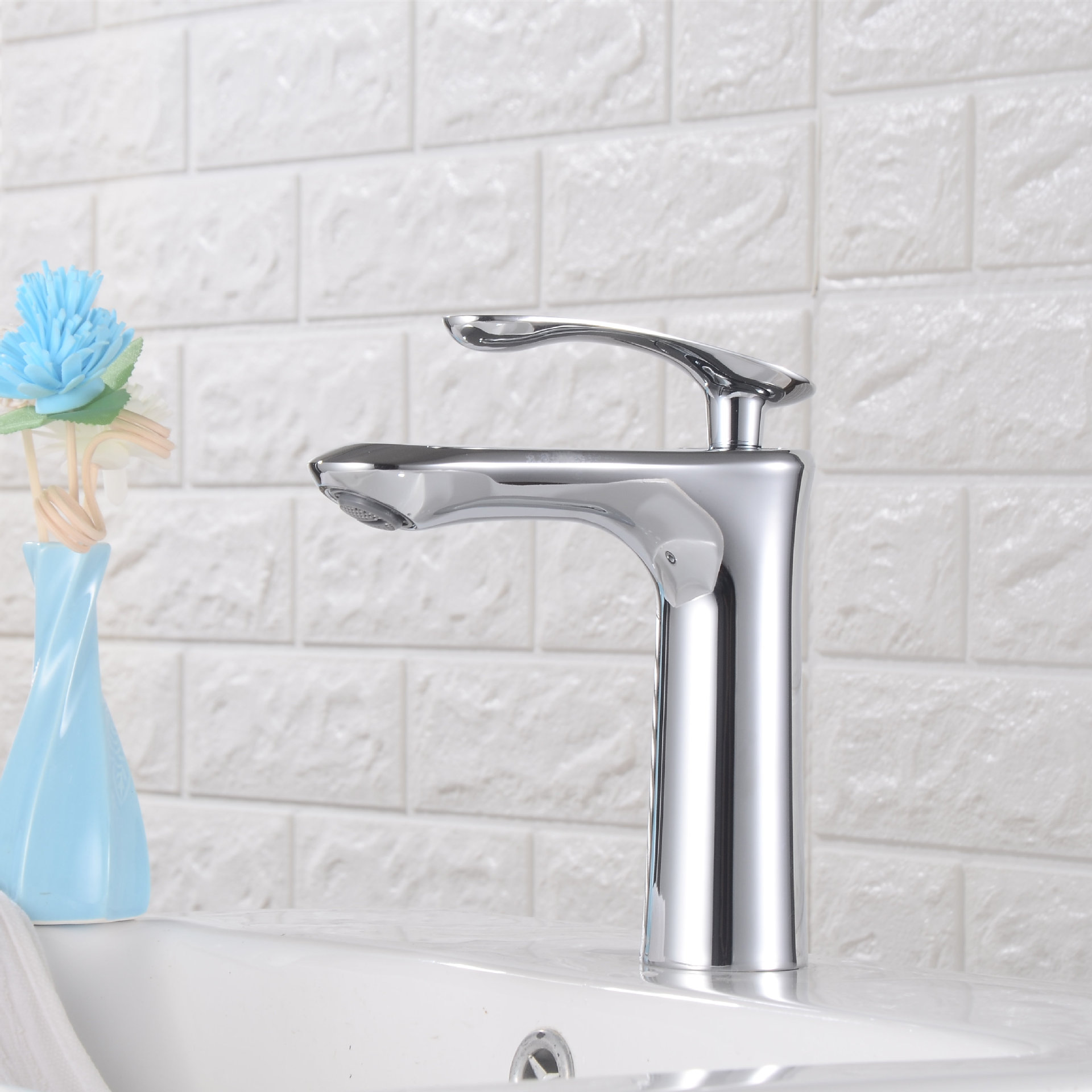 Factory direct supply of alloy single-hole cold and hot stainless steel faucets, bathroom washbasins, washbasins, and double copper faucets details Picture