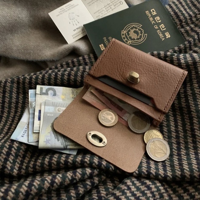 A new Korean ins minimalist style self-made retro wallet, a delicate black small card case, and a soft leather driver's license document case Specification drawing