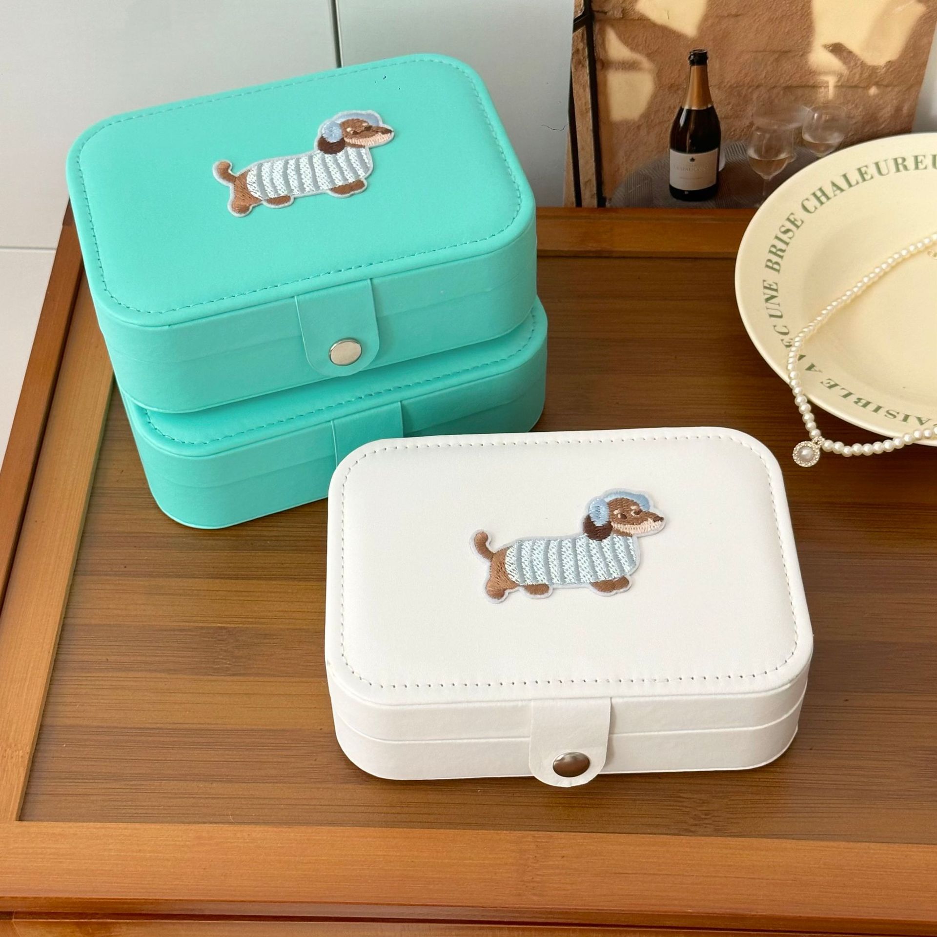 New cute dachshund dog jewelry box storage box, high-end exquisite small portable necklace ring, anti-oxidation box Specification drawing