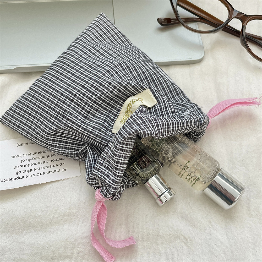 43222 InS-style drawstring bag, portable sundries, cosmetics and lipstick storage bag Application Scenario