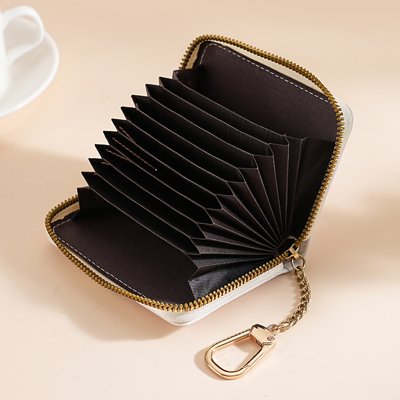 The new cute and sweet cartoon bear "Wandering Buckle" coin purse features a multi-slot card holder for storing bank cards Application Scenario