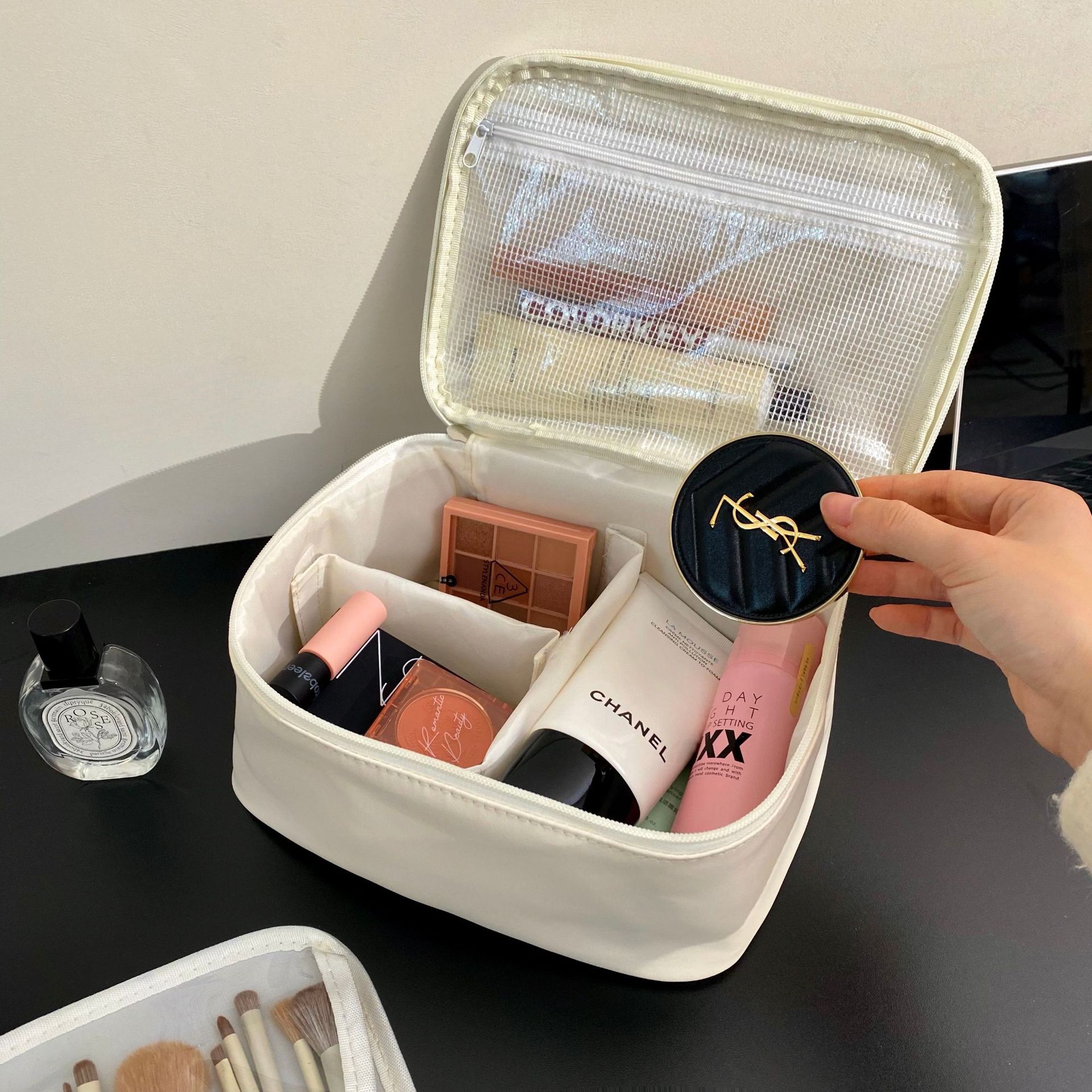 2025 New hand-held zoned makeup bag, women's portable large-capacity toiletry bag for business trips and travel, storage bag Application Scenario