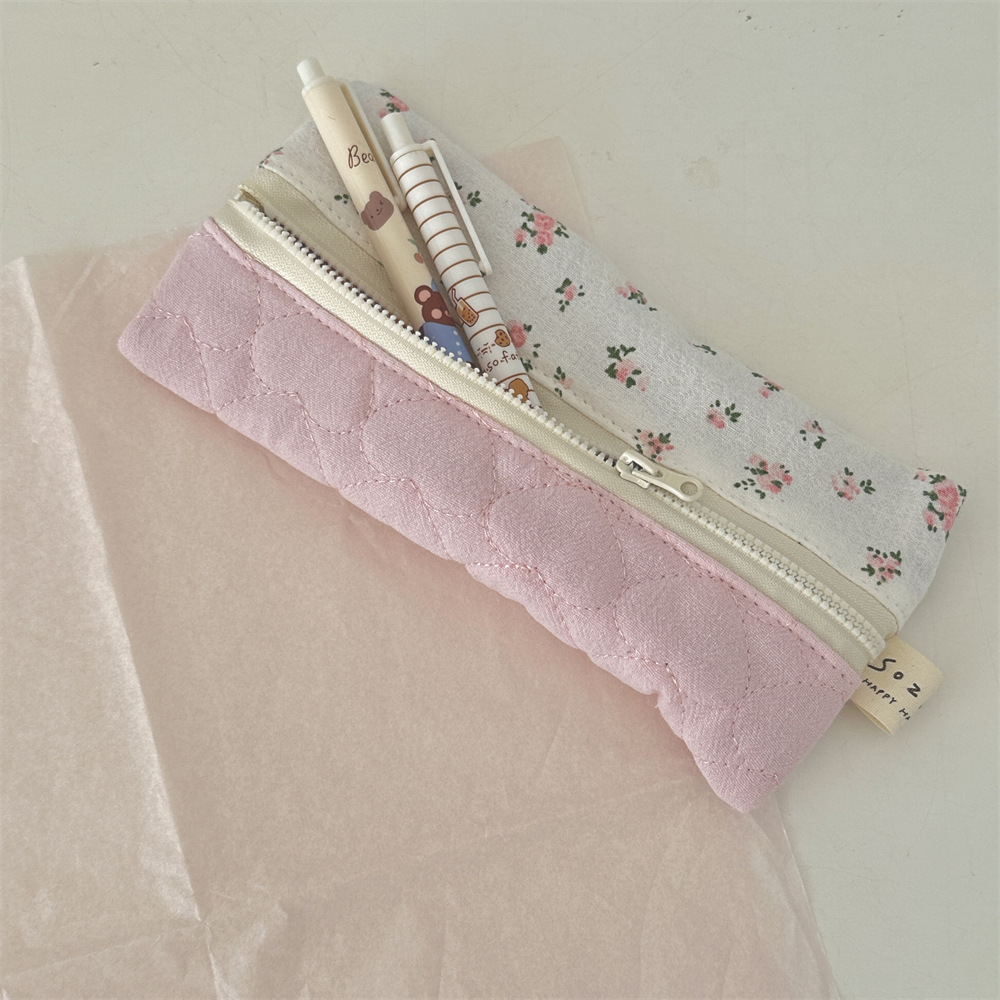 411271 New gentle small floral pen case, Korean-style cute portable stationery bag, pencil case, miscellaneous and small change storage Application Scenario
