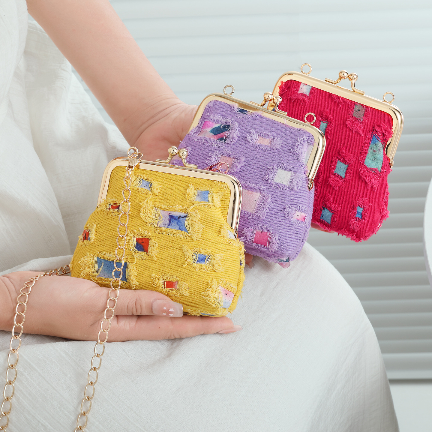 The new off-the-shoulder bag for women is a niche summer model with a large capacity and personalized canvas. It is a high-end chain single-shoulder bag that is lightweight full figure