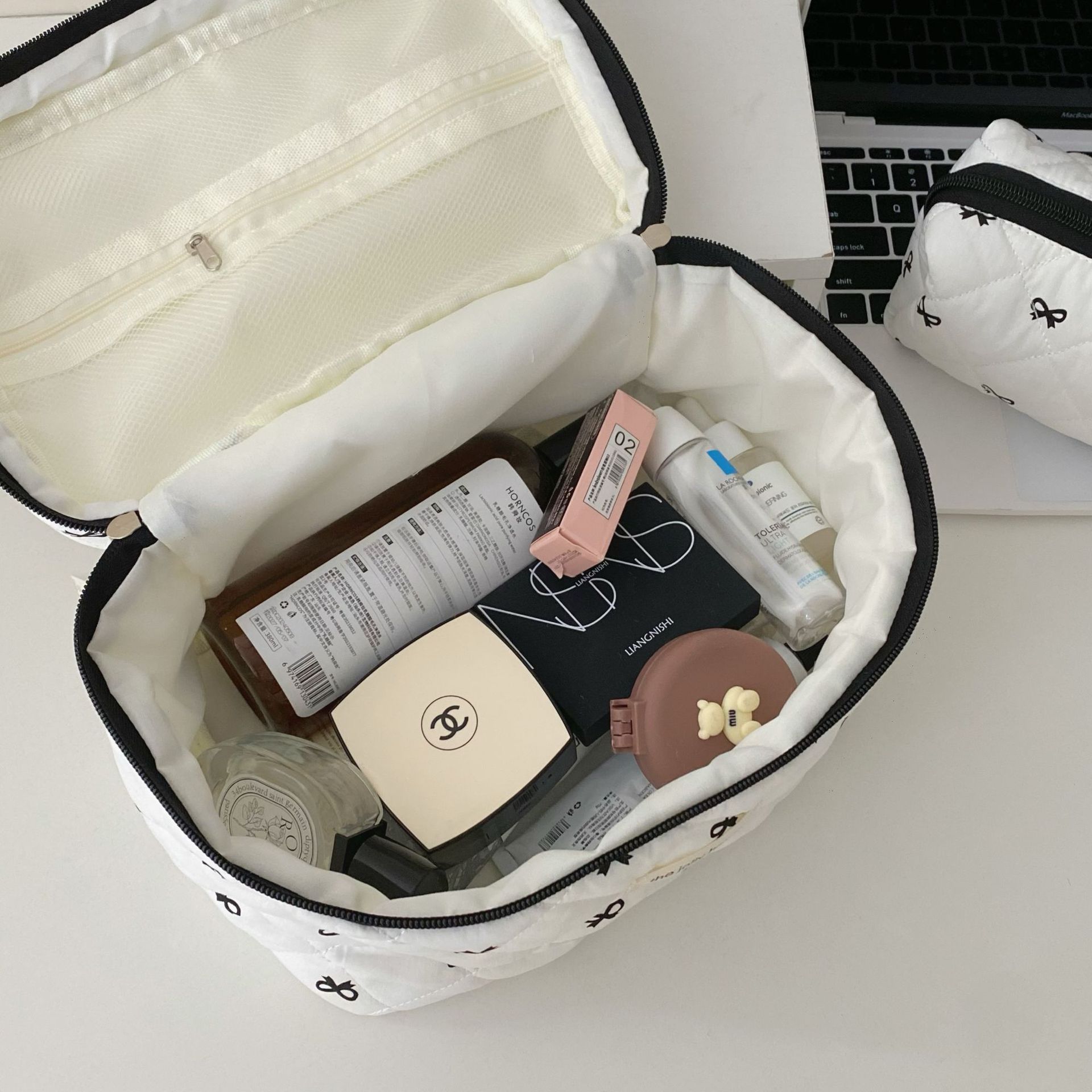 The 2024 new hand-held cosmetic bag for women, with a simple and elegant look, is a portable large-capacity storage bag for toiletries and skin care products Specification drawing