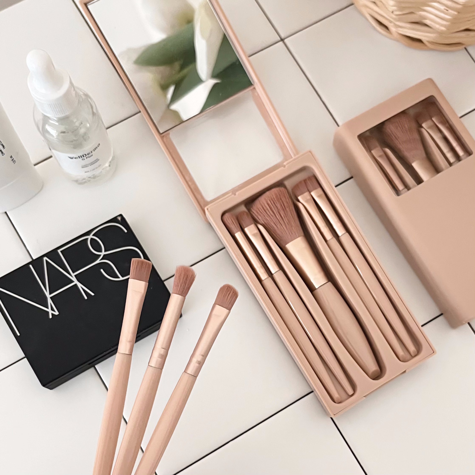 Mini portable makeup brush set, travel complete set, 5 pieces, including mirror, soft bristle foundation, eyeshadow brush, loose powder brush full figure