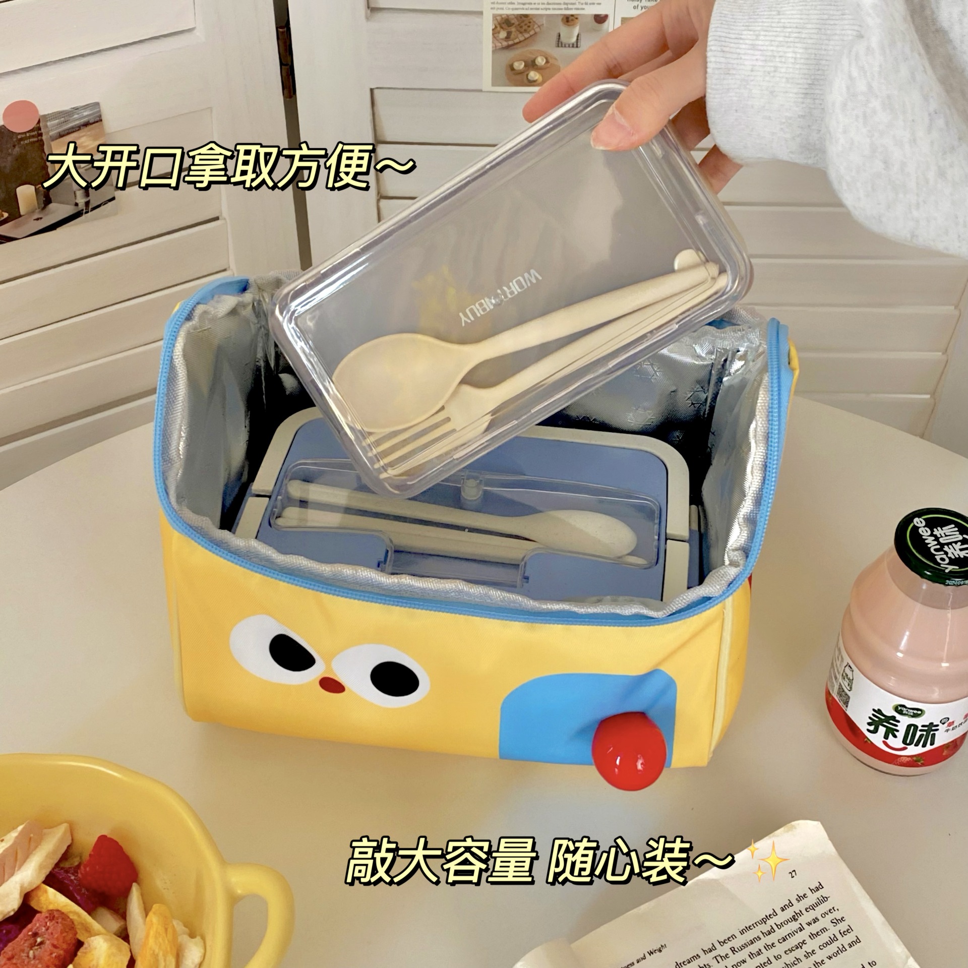 Cute Little house insulated lunch box bag, large-capacity multi-functional storage bag, fresh-keeping bag, handbag, skin care products can be stored Application Scenario