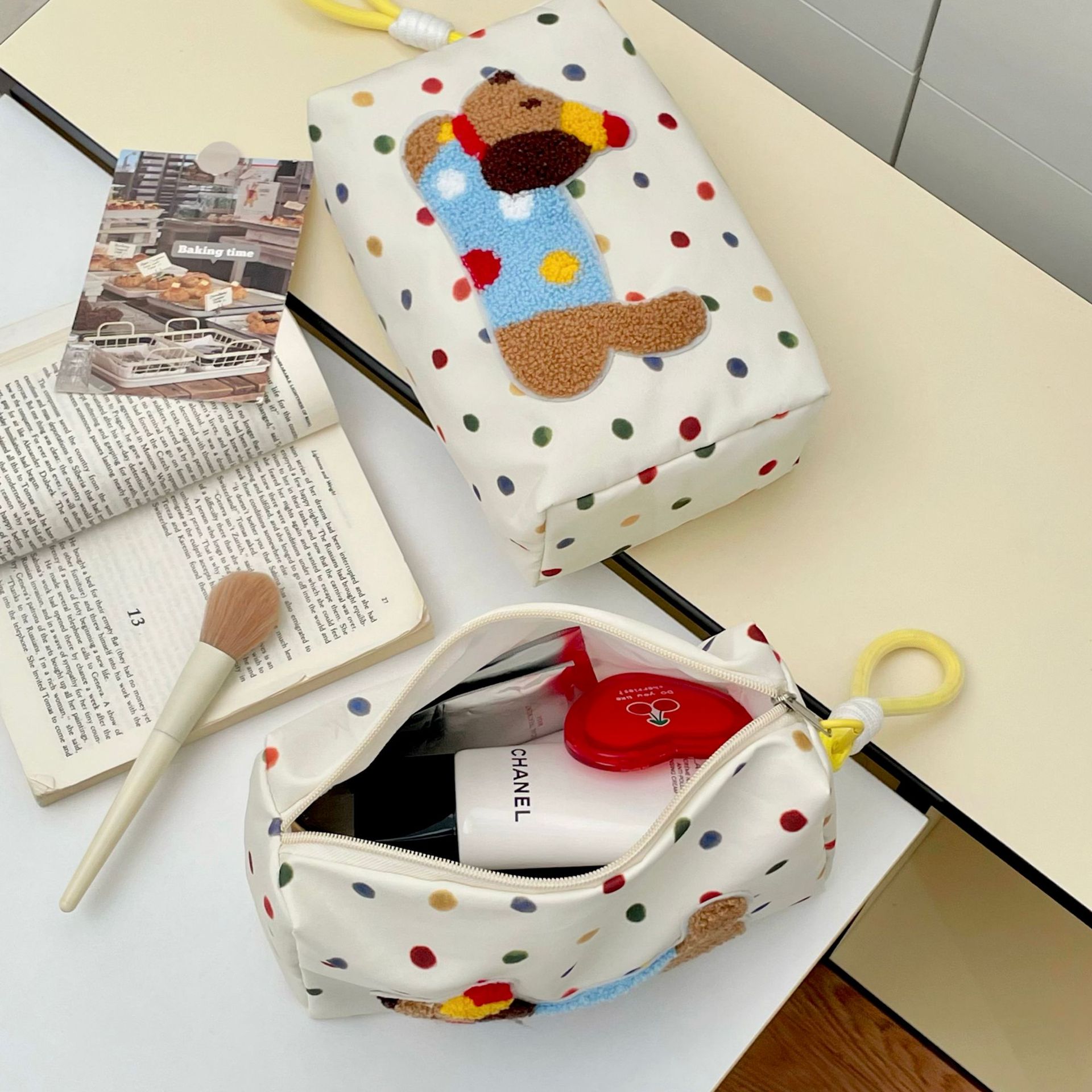 Polka dot Dachshund makeup bag for women, large-capacity portable high-end skin care product storage bag, hand-carry travel toiletries bag Specification drawing