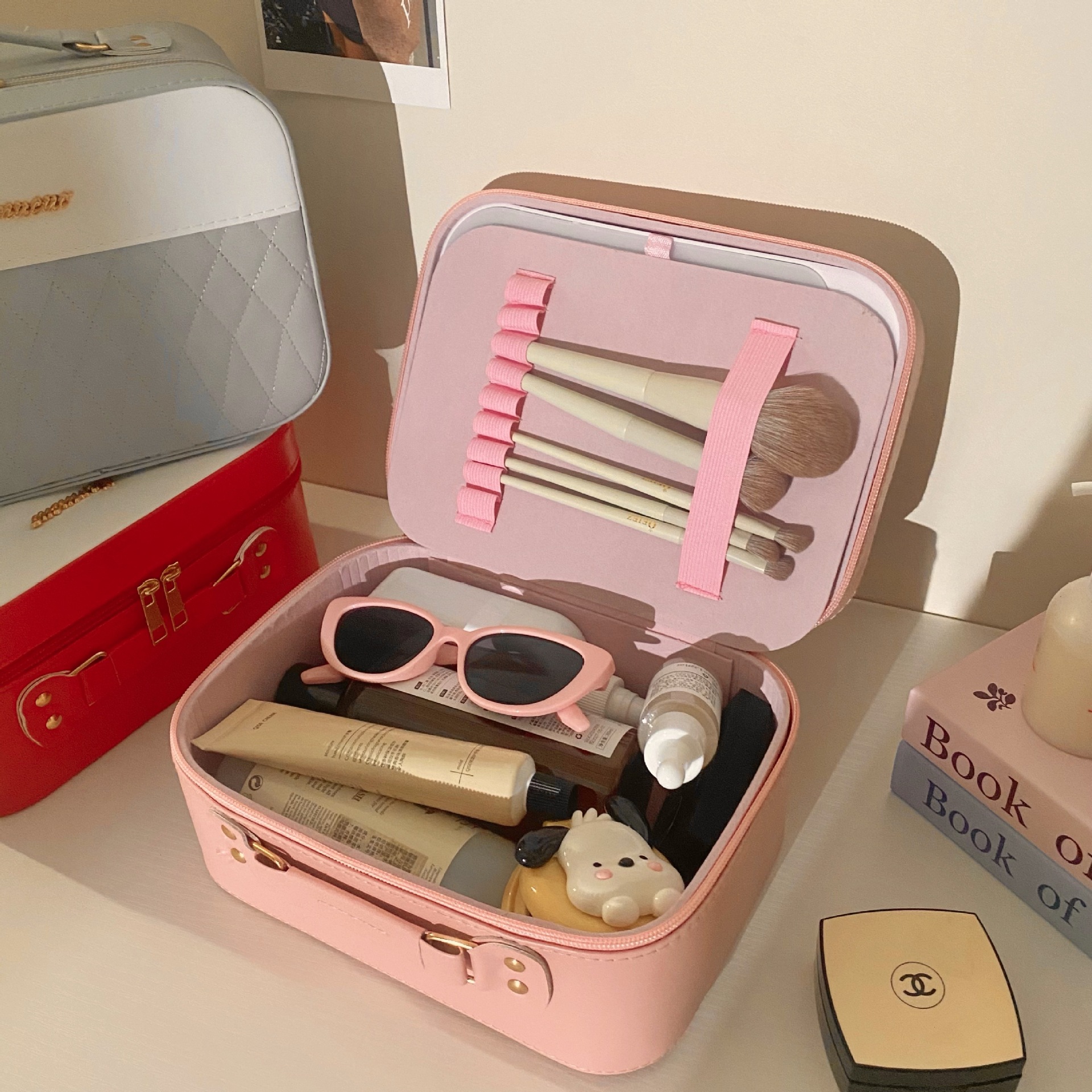 LED light makeup bag, hard makeup box, storage box, travel storage bag, new bestseller for women in 2024 for cross-border trade Application Scenario
