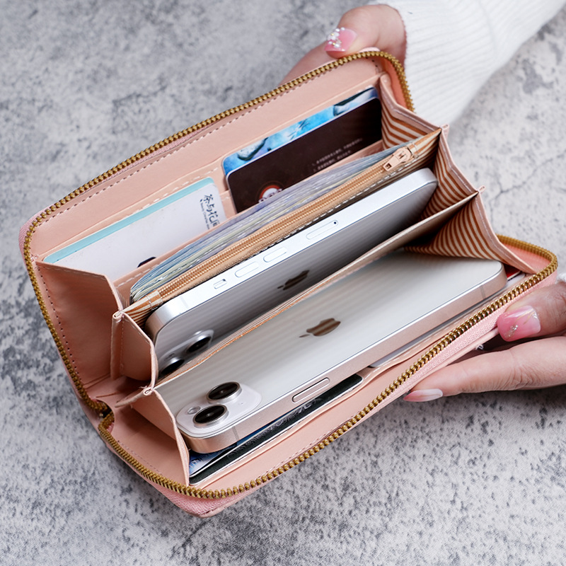 A fresh and sweet mid-length women's wallet in stock for the 2023 summer. It's a solid-color PU leather embroidered wallet details Picture