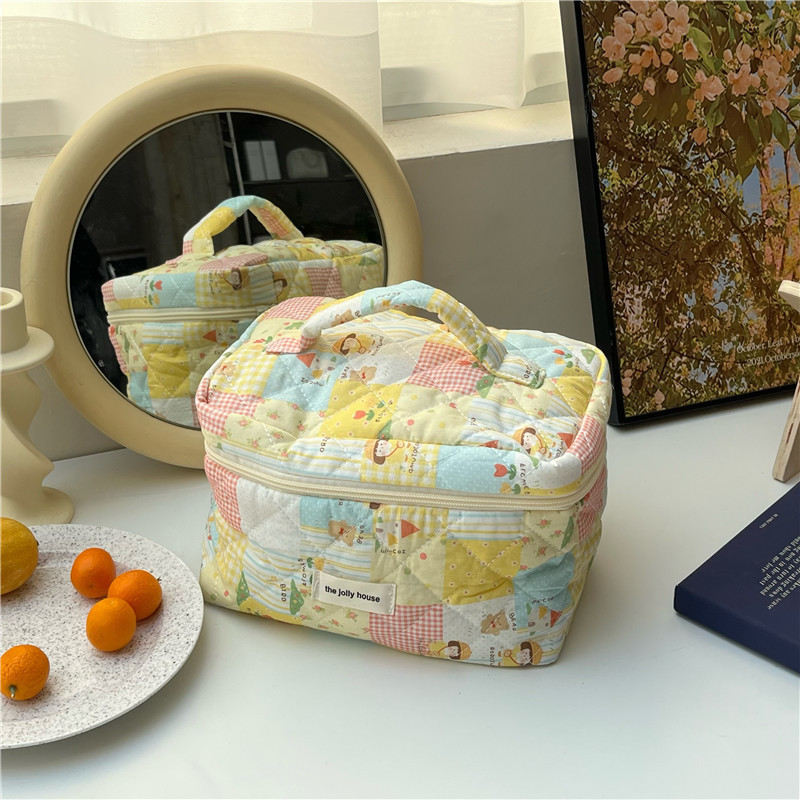 Original makeup bag for women, new portable large-capacity, girlish cartoon polka dot cosmetics storage bag and toiletry bag full figure
