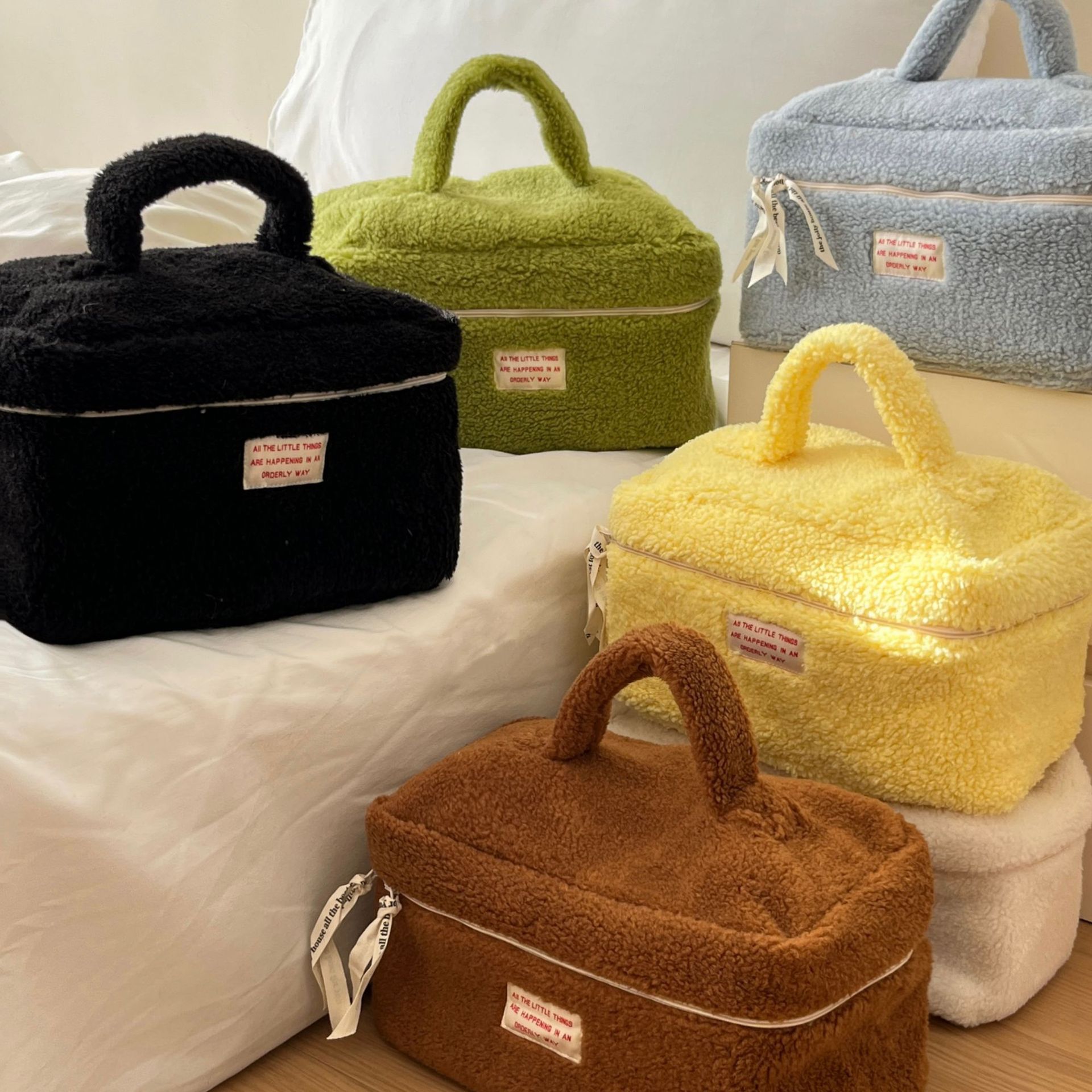 Fluffy and cute makeup bag, Japanese-style simple hand-held toiletry bag, large-capacity portable travel skin care product storage bag full figure