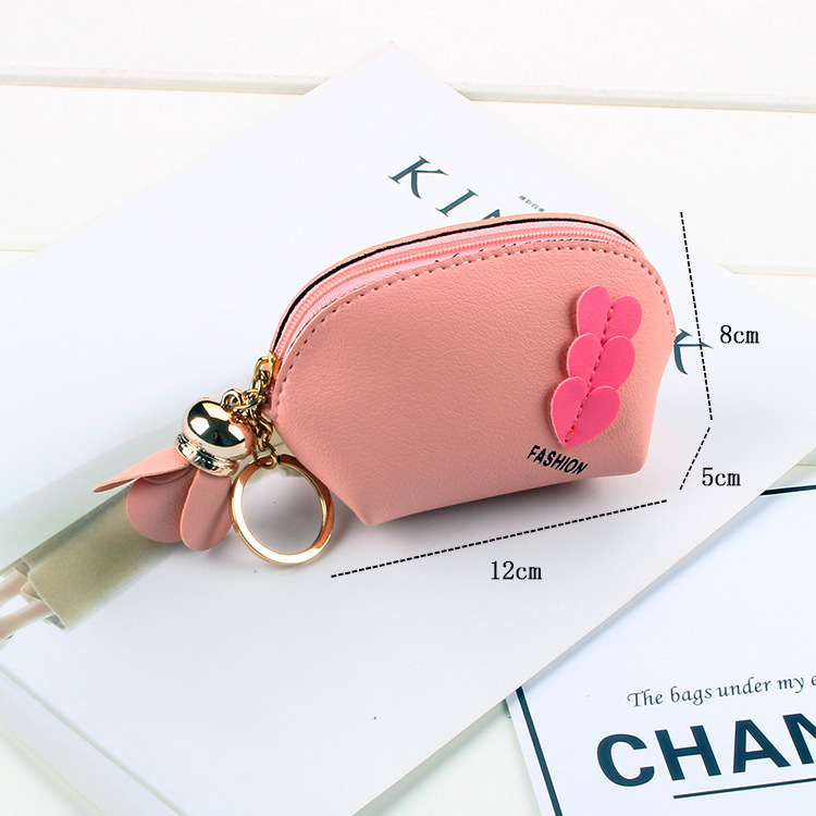 A Korean Instagram minimalist, mini and cute lady is holding a coin, multi-functional card case, pendant and coin purse Specification drawing