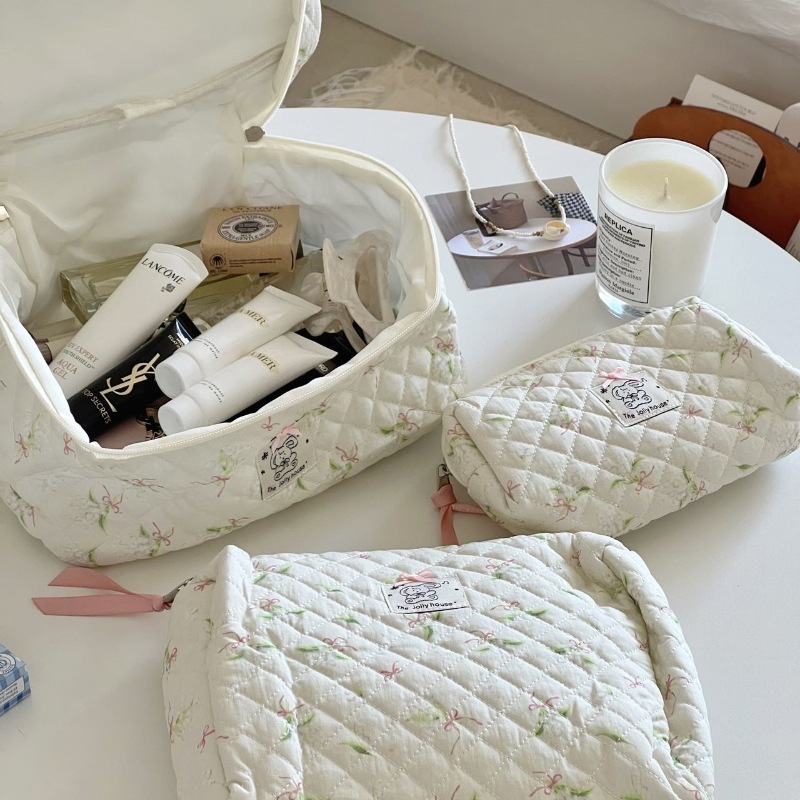 ins Lily of the Valley Makeup Bag, cute large-capacity portable handbag for girls, cosmetics storage bag, travel toiletries bag details Picture