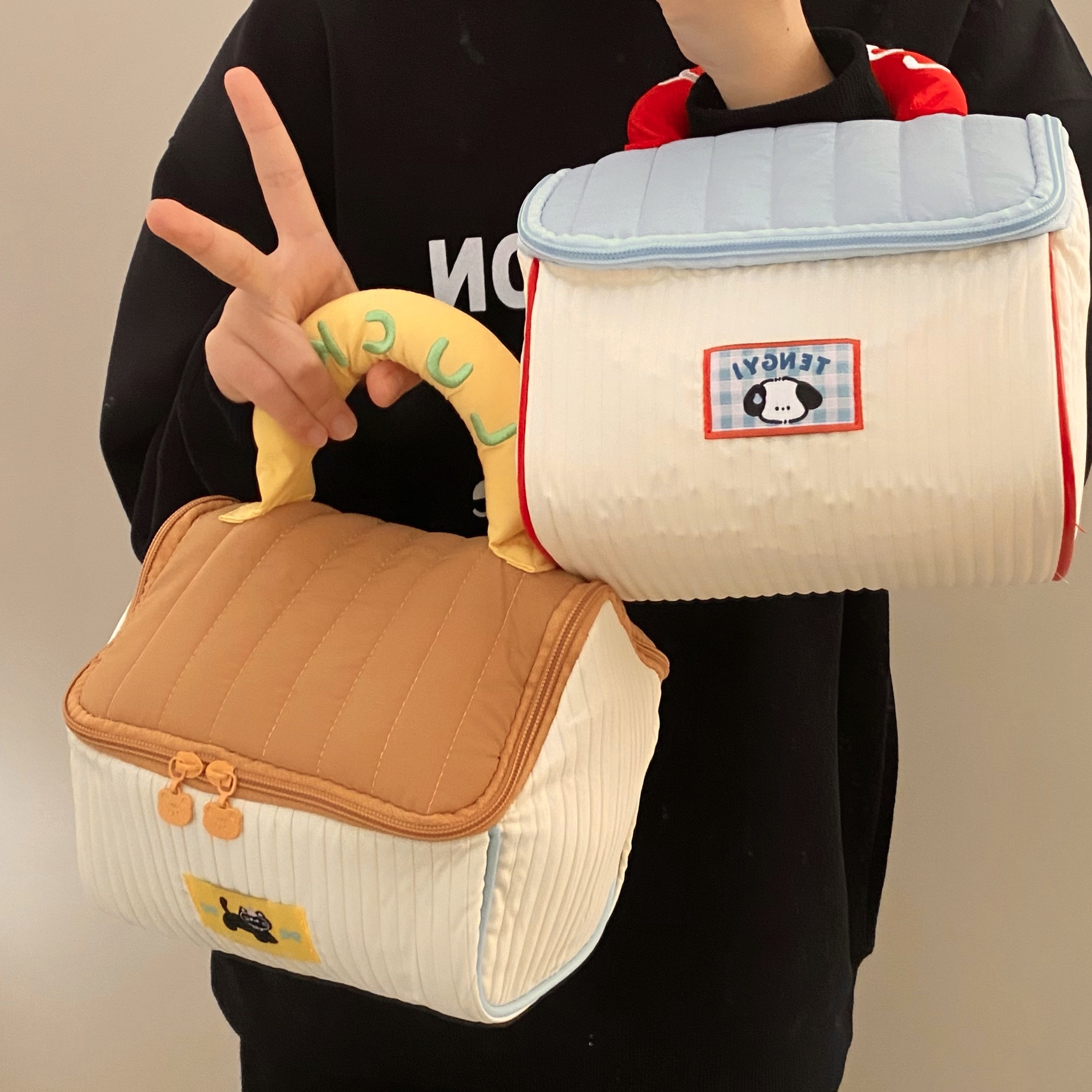 Cute House Makeup Bag, large capacity, high school girls' appearance level, portable travel toiletries and skin care products, hand-held storage bag full figure