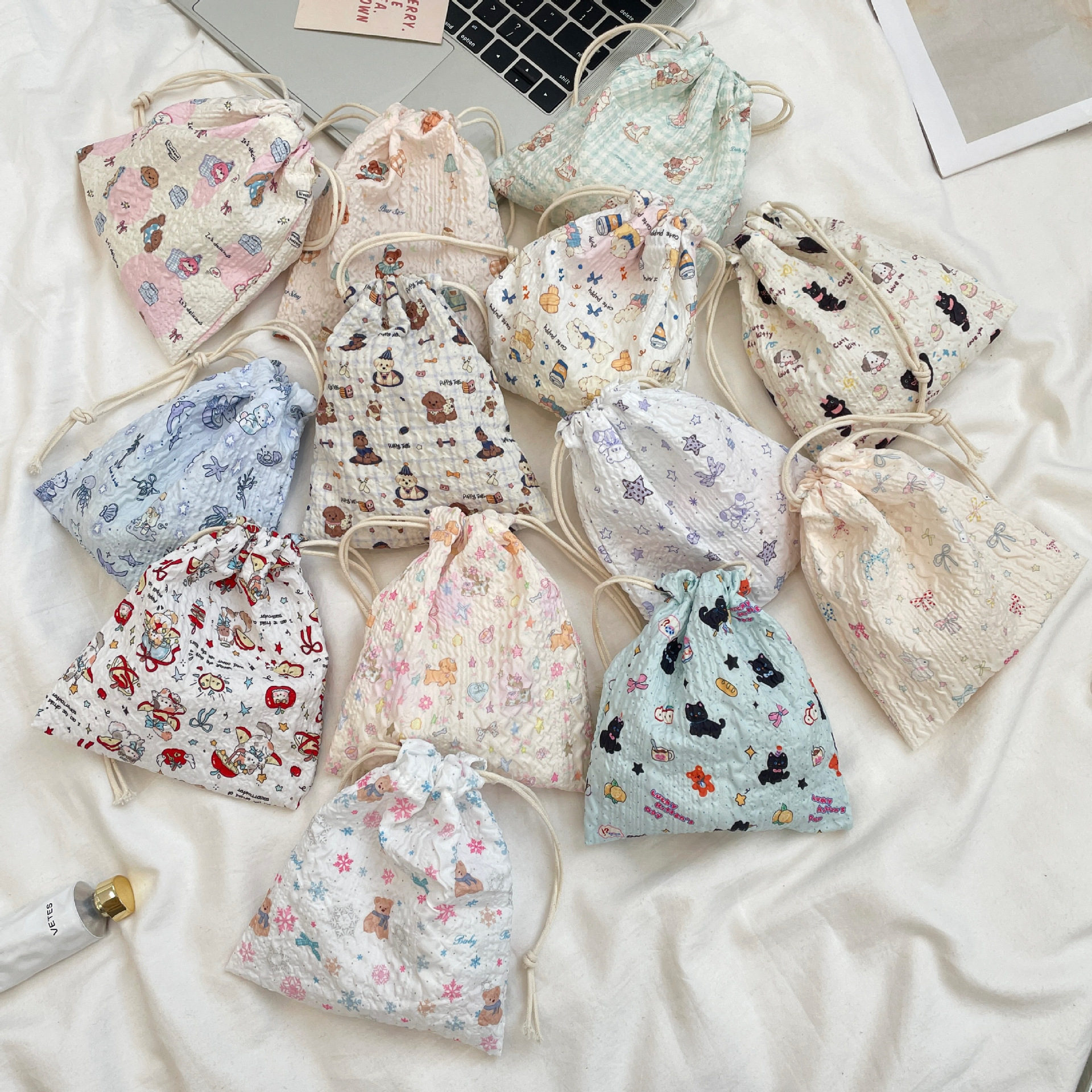 53314 [Copyright Version] Embossed cartoon drawstring bag Dust-proof portable organization cloth bag Drawstring cosmetics storage full figure