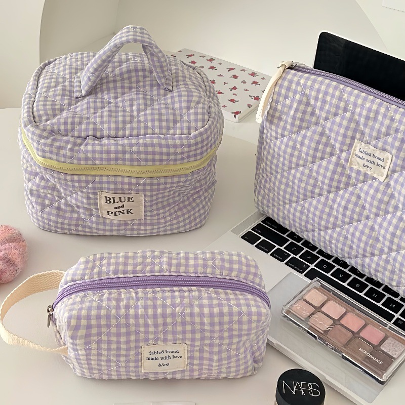 ins Berry-colored checkered makeup Bag 2024 New Portable large-capacity student cosmetics toiletry bag storage bag details Picture