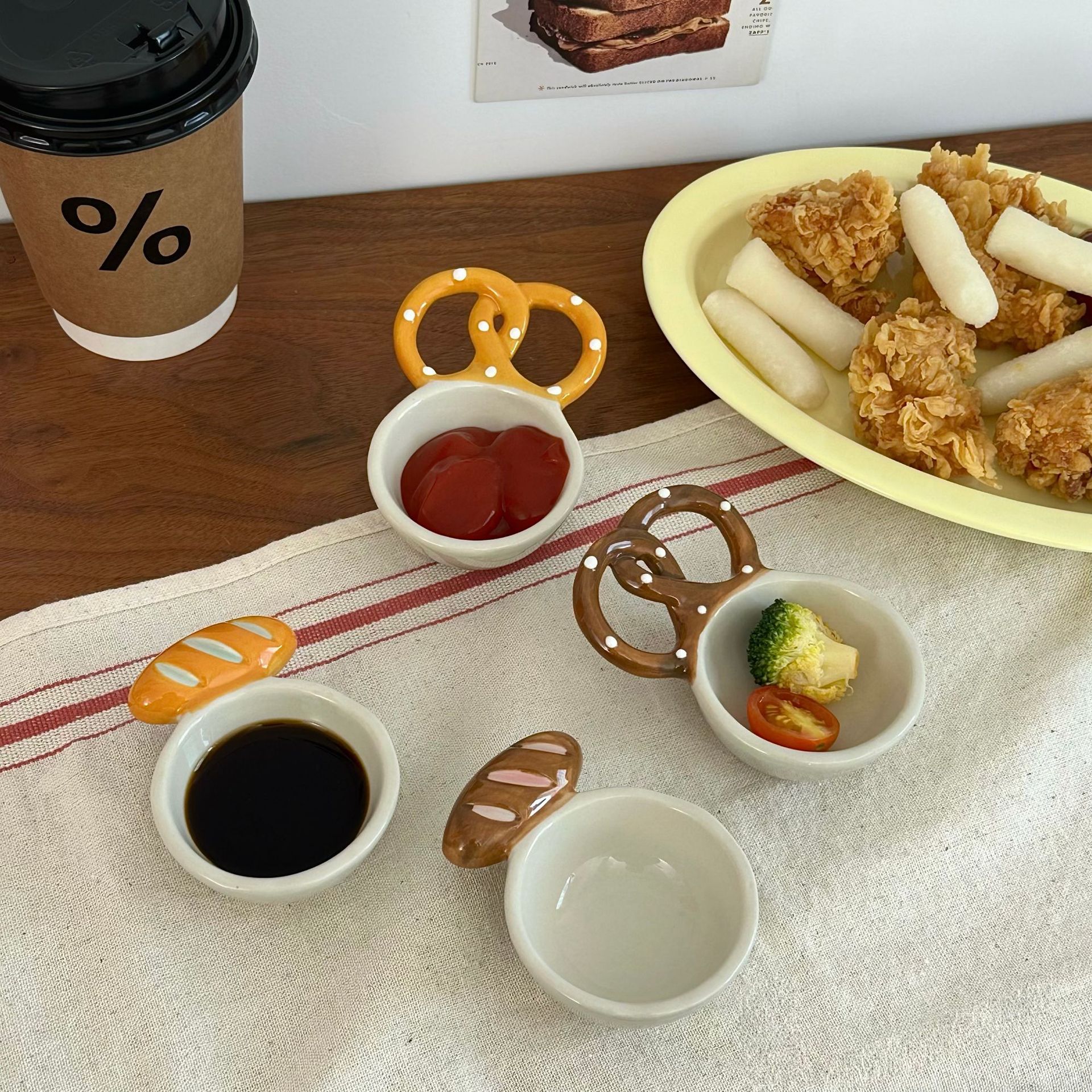 High-appearance-level creative bread dipping sauce plate, three-dimensional handle household ceramic seasoning plate, Chinese and Western cuisine dipping sauce, side dish sauce plate Specification drawing