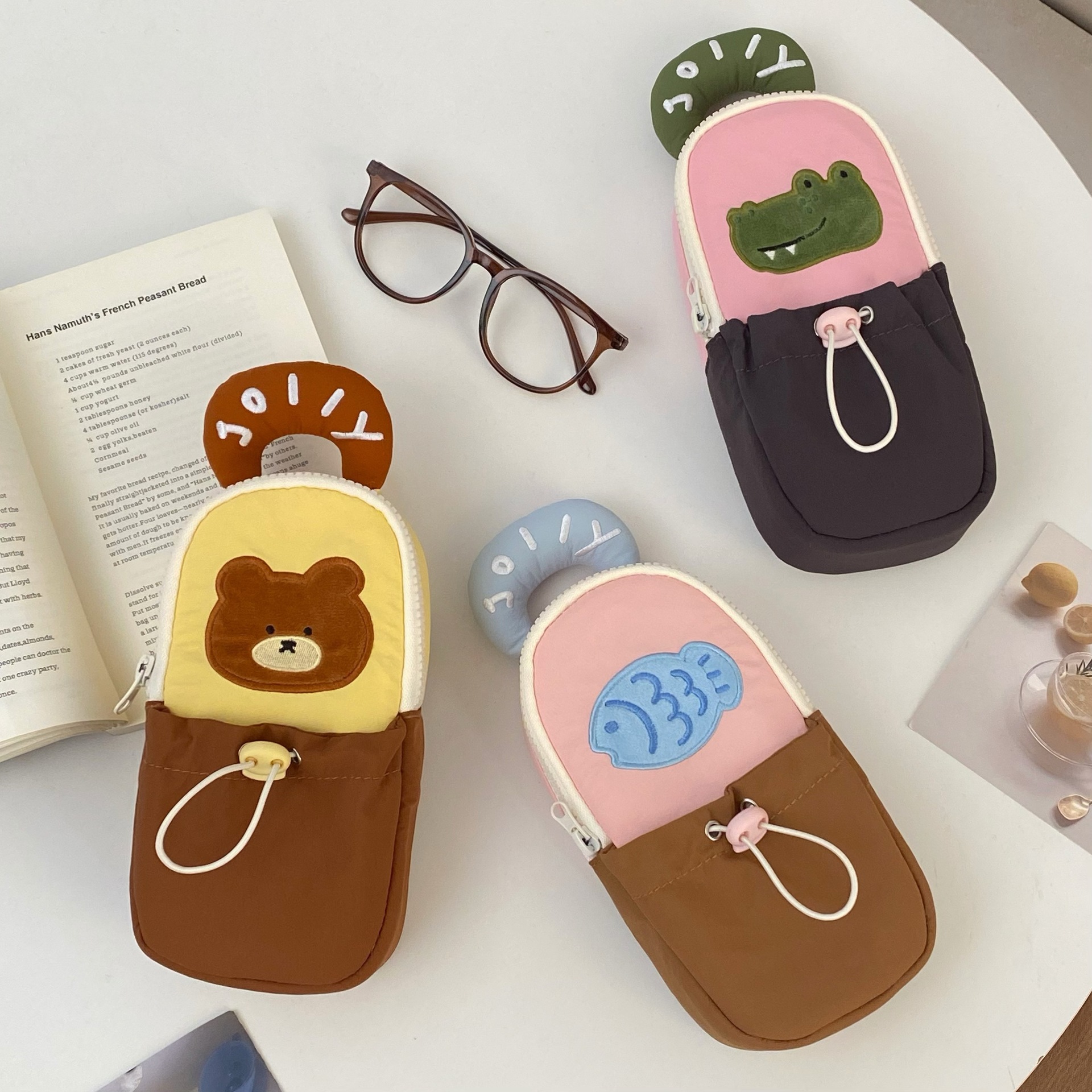 Cartoon hand-held pen case with high appearance level, ins storage pen case, standing pen holder, large capacity stationery box for high school students full figure
