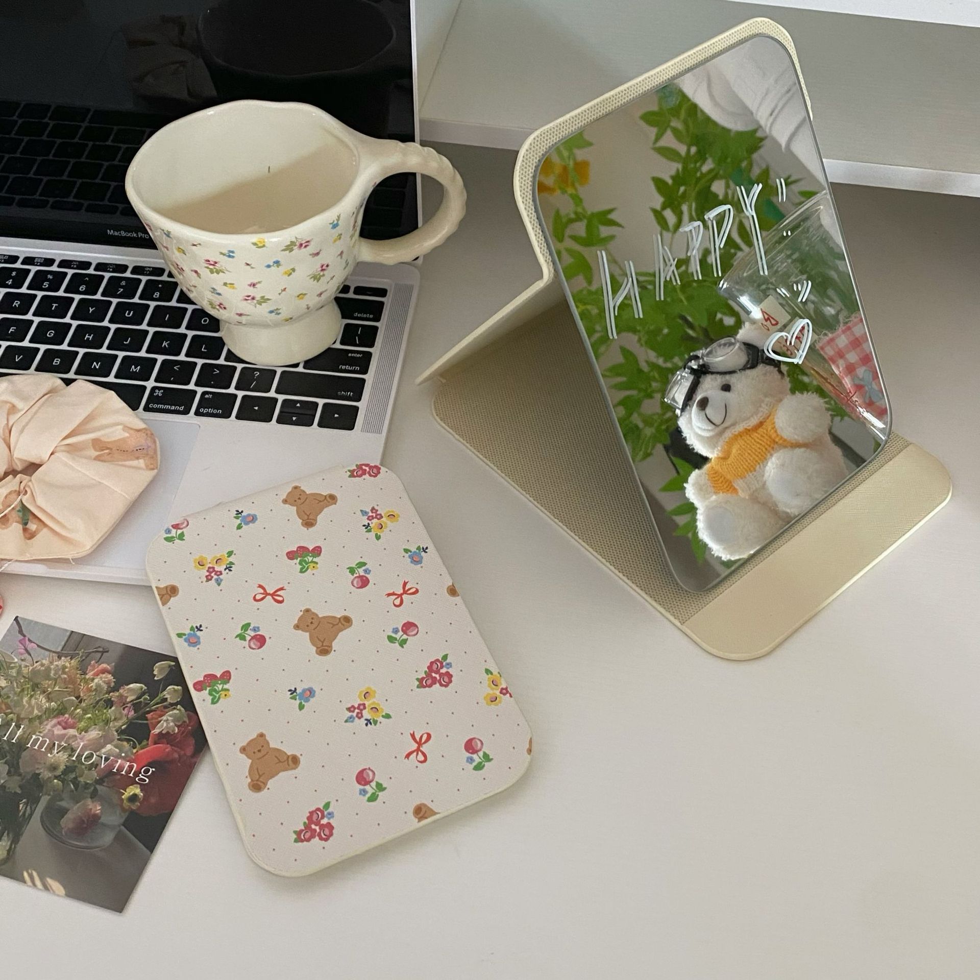 Ins-style cute bear folding mirror, portable mirror, student dormitory home makeup mirror, table-style dressing mirror for girls details Picture