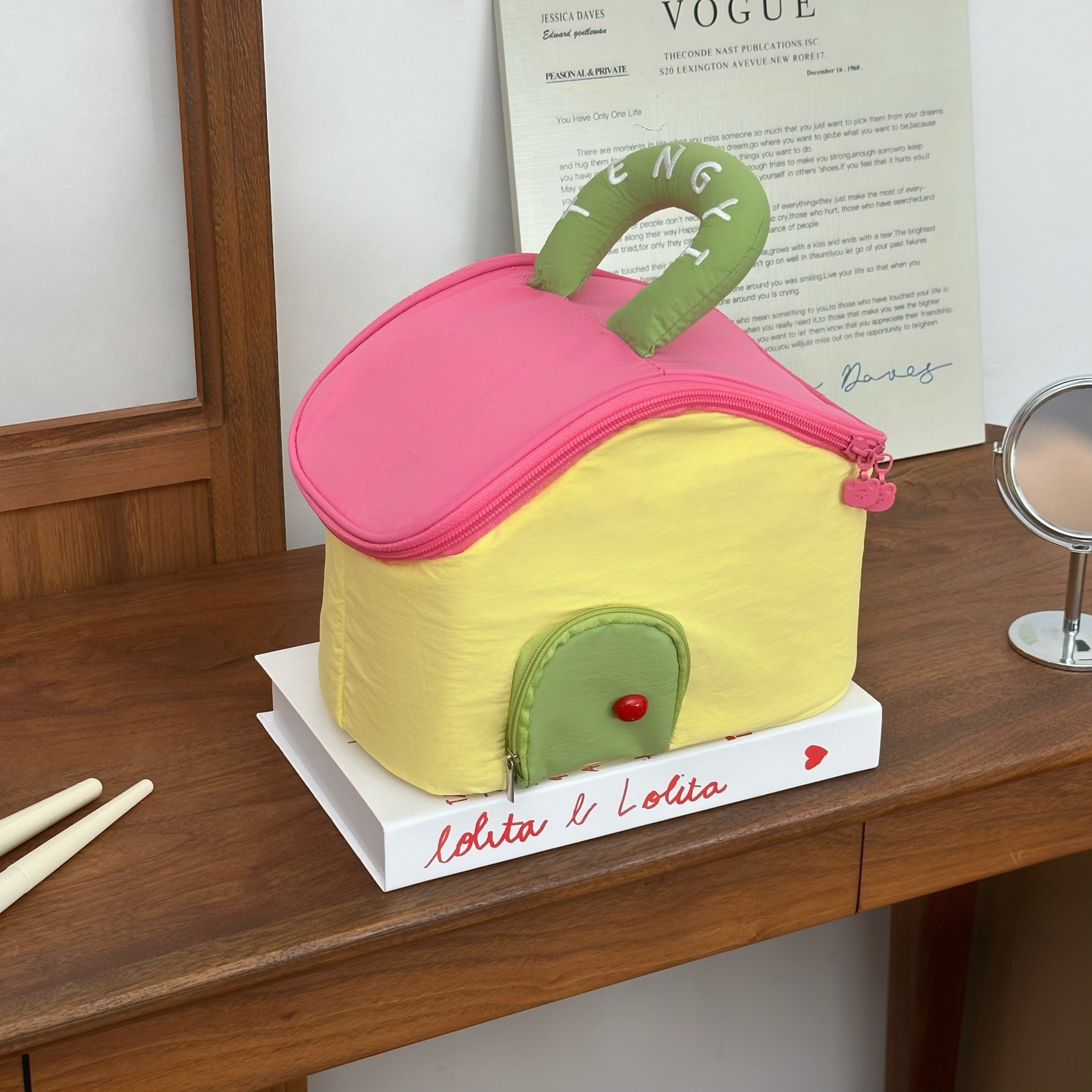 Color-blocking little house makeup bag, high appearance level, large capacity storage bag, cosmetics storage, hand-held zipper portable makeup bag Specification drawing
