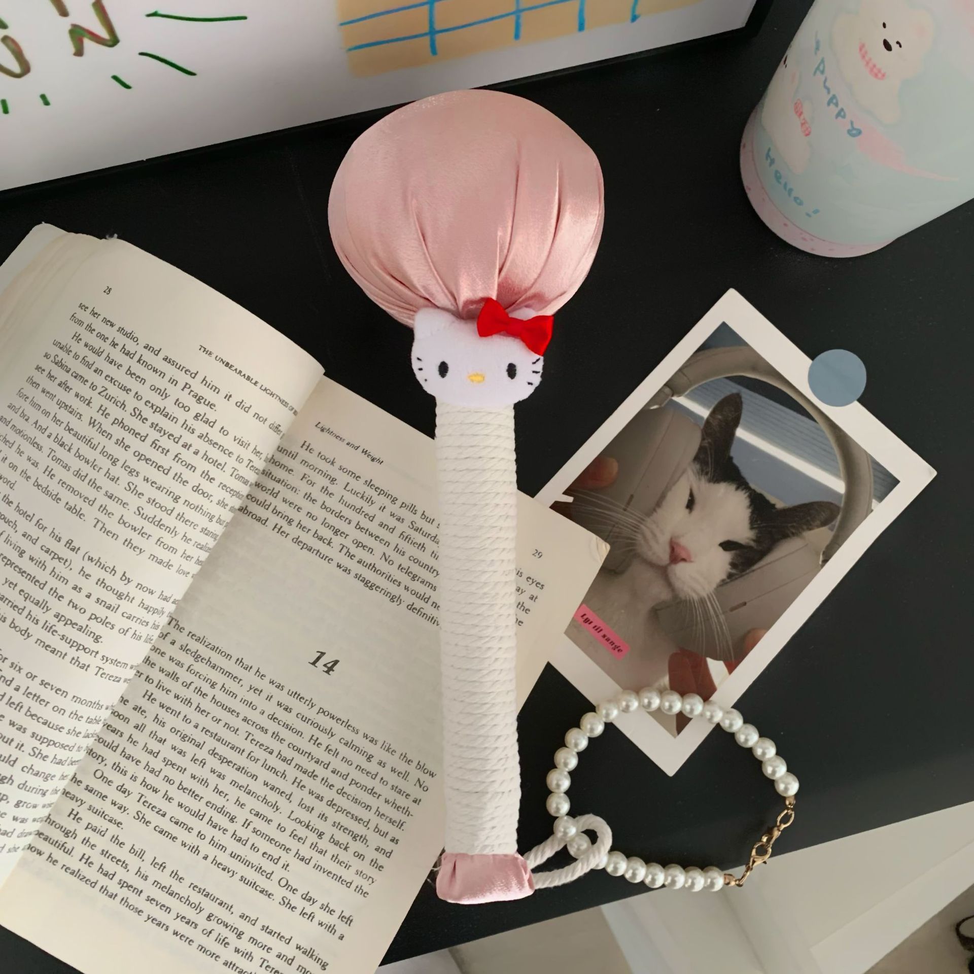 Cartoon cute cat mugwort hammer, home back massage hammer, joint tapping, hand-held satin moxibustion hammer as a souvenir Application Scenario