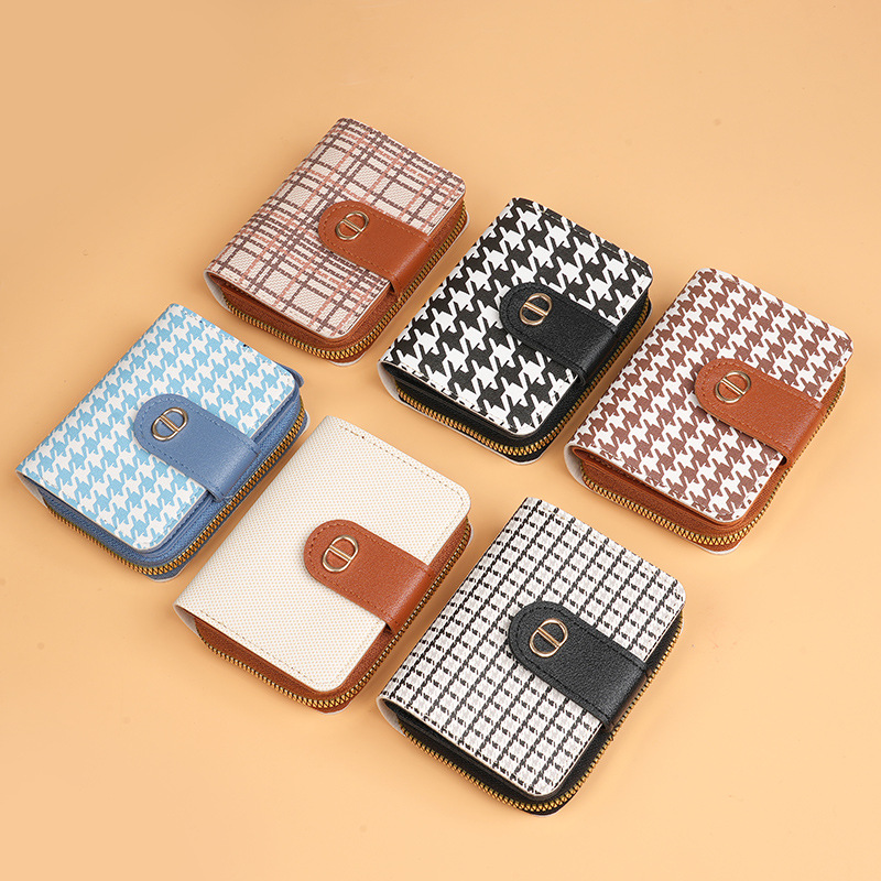 A new light luxury small wallet for women, short buckle, checkered canvas, multi-position anti-demagnetization, large-capacity high-end wallet Application Scenario