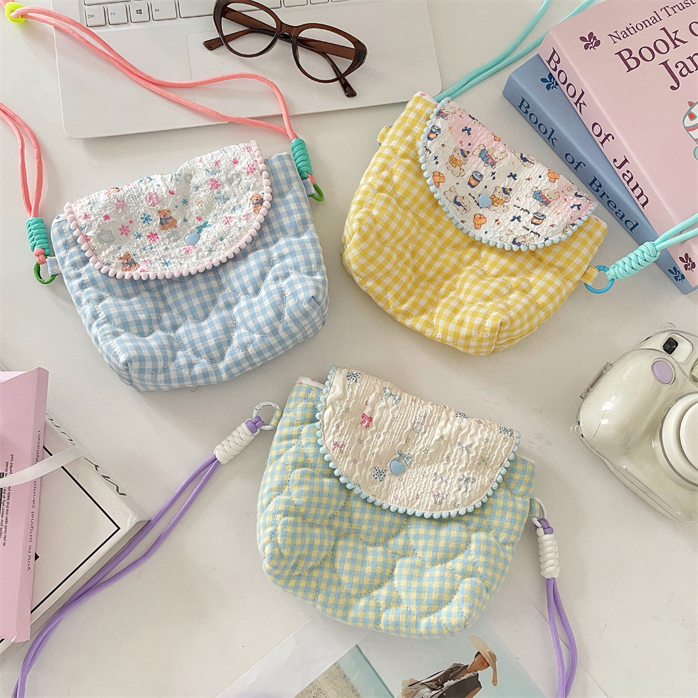 56231 Cute crossbody single-shoulder bag, Polaroid camera bag, portable and small travel cosmetics storage bag Application Scenario
