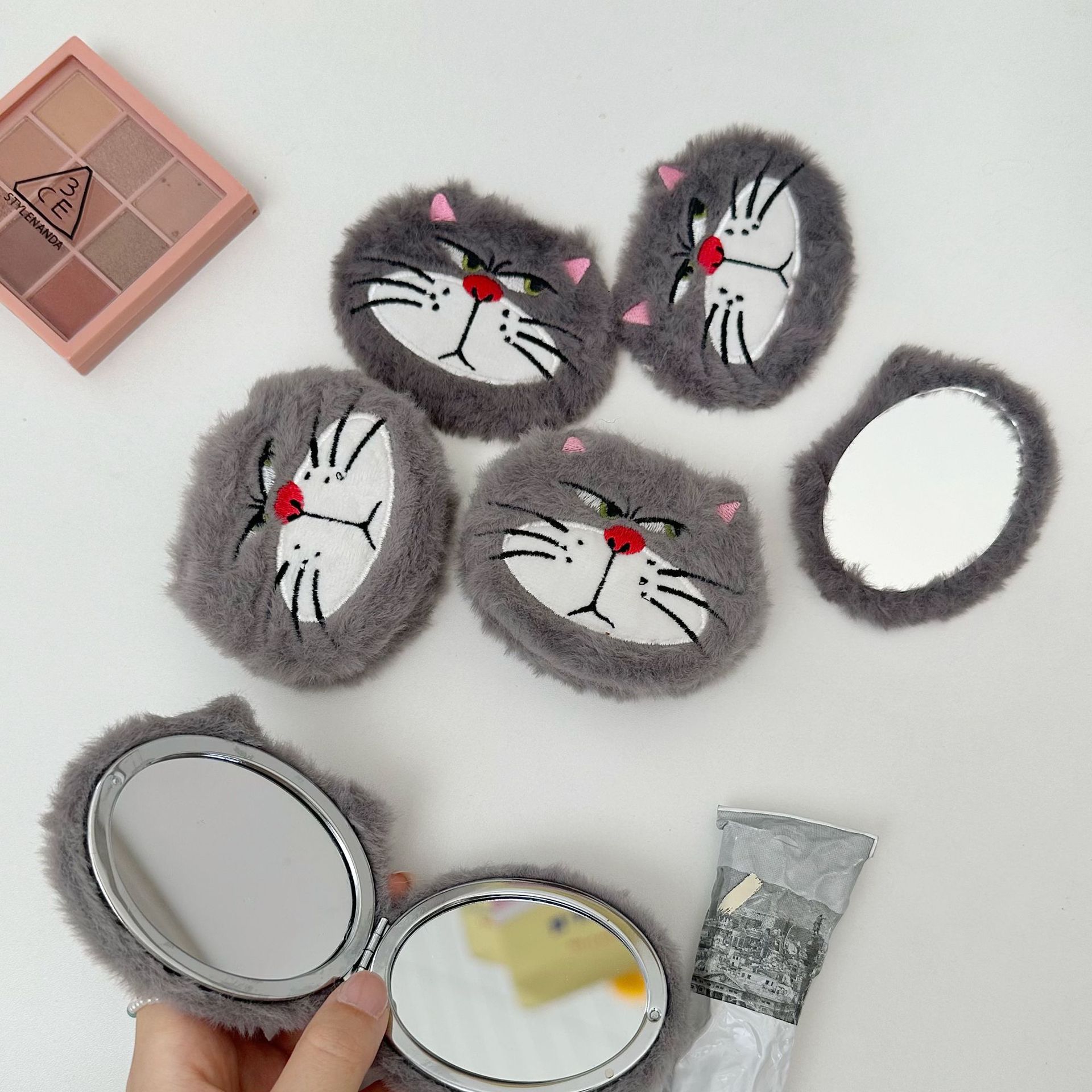 Plush cat makeup mirror, cute small size for girls, portable small mirror for students, touch-up mirror, folding small round mirror full figure