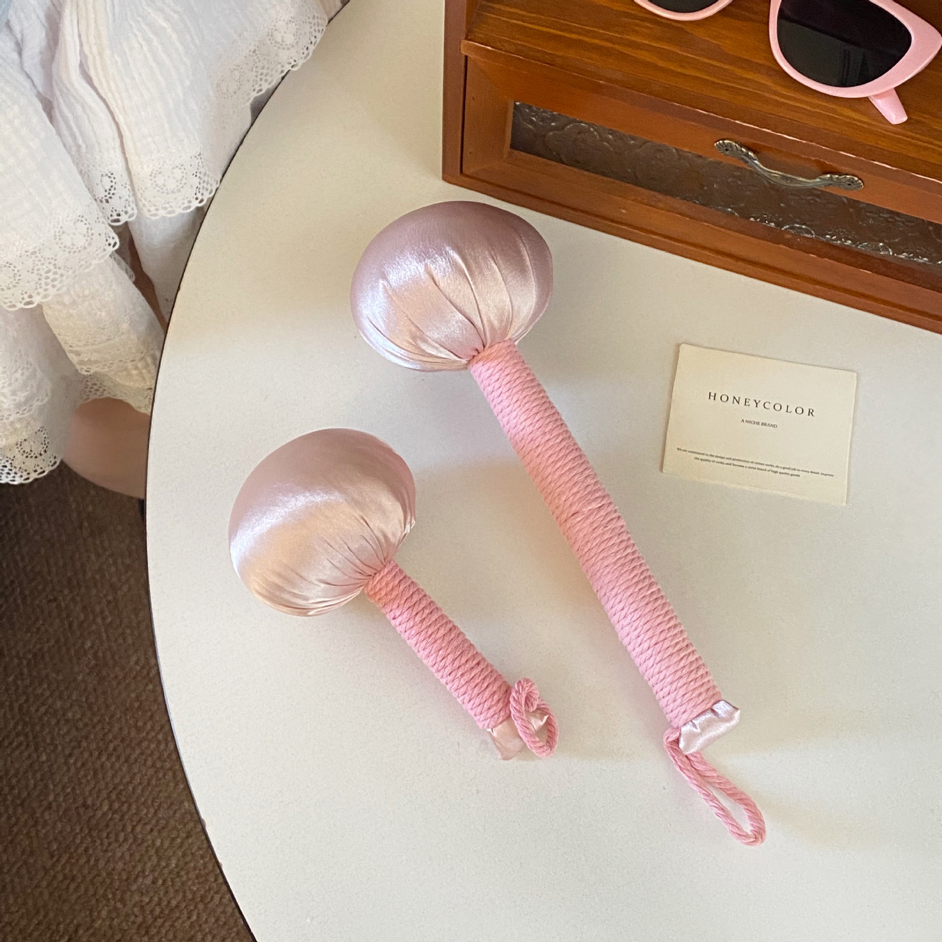 Pink mugwort health hammer, hand-held office massage, shoulder and neck tapping stick, tapping the eight deficiency meridians, tapping the cervical vertebrae Application Scenario