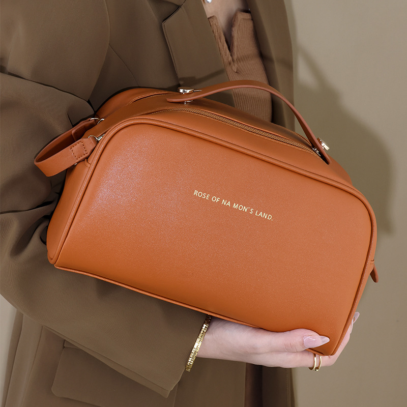 A new large-capacity portable ins high-end waterproof travel makeup and toiletry bag for women full figure