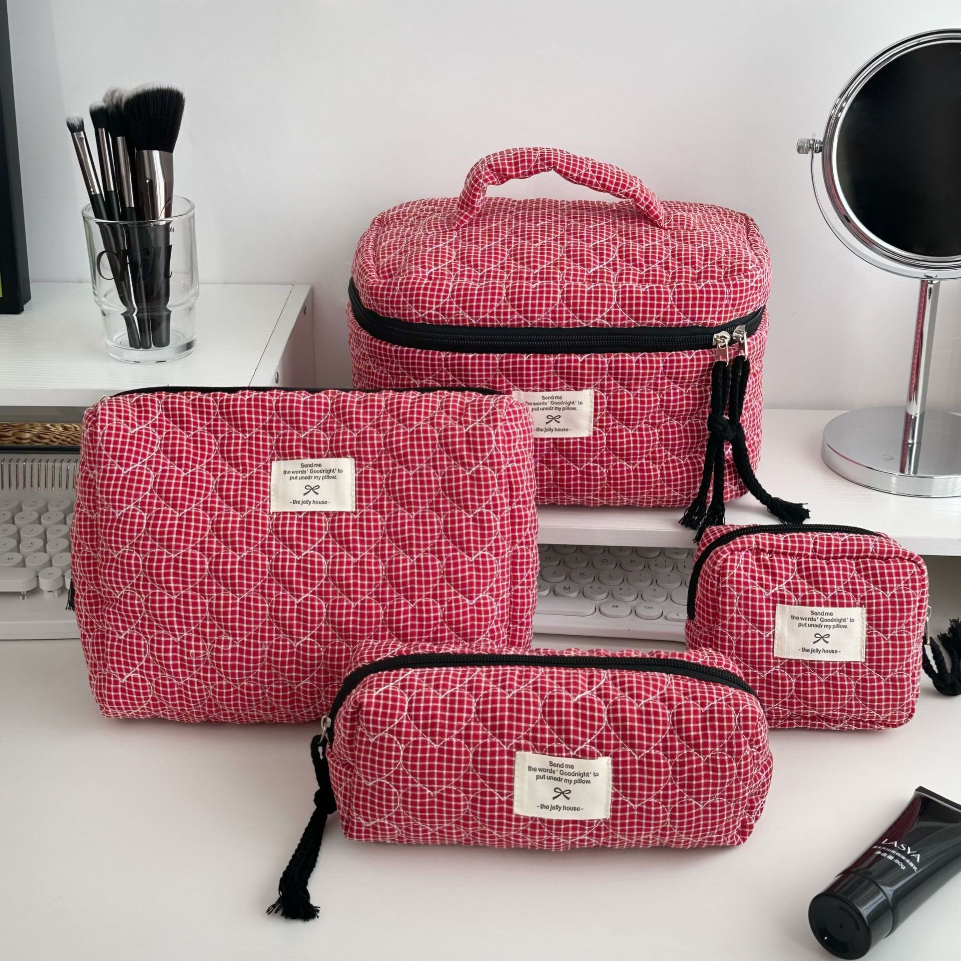 Red Heart-shaped quilted makeup Bag for Women 2025 New Portable large-capacity travel cosmetics and toiletry bag storage bag details Picture