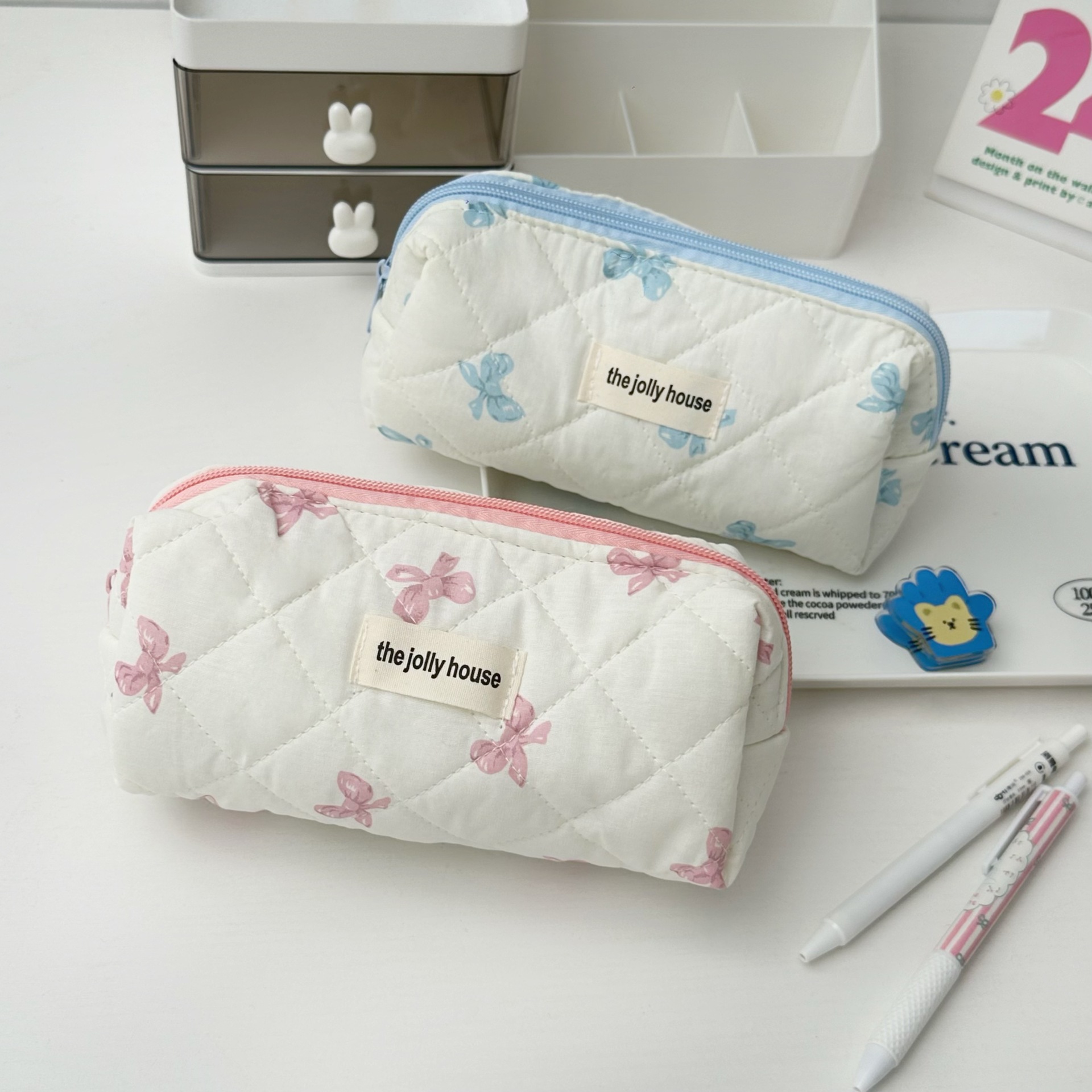 Korean version high appearance level bow makeup bag for girls, cream-colored portable business trip makeup brush and cosmetics storage bag Application Scenario