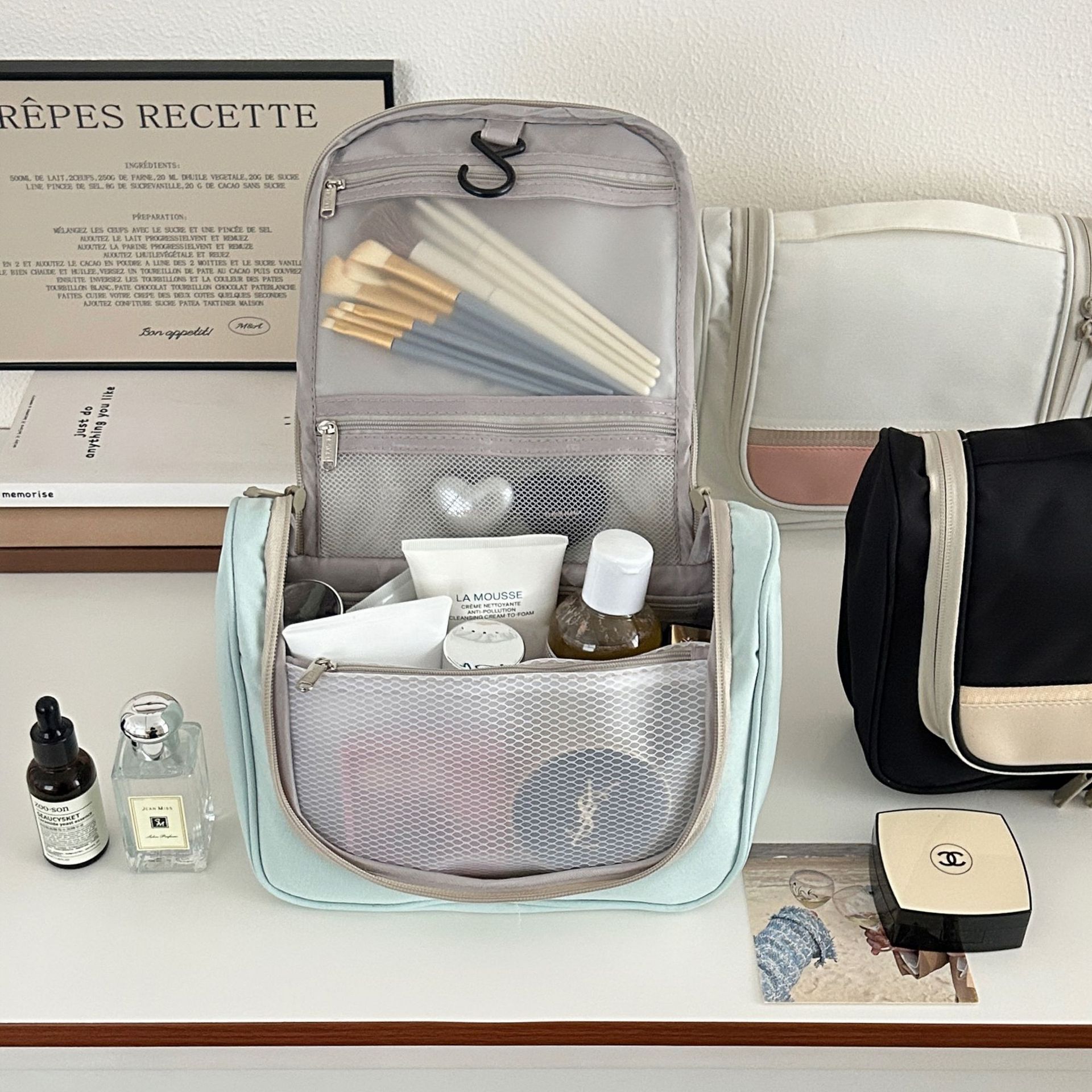 Simple toiletry bag, makeup bag, portable large-capacity hand-held cosmetics storage bag, waterproof with hooks, compartments for travel Specification drawing