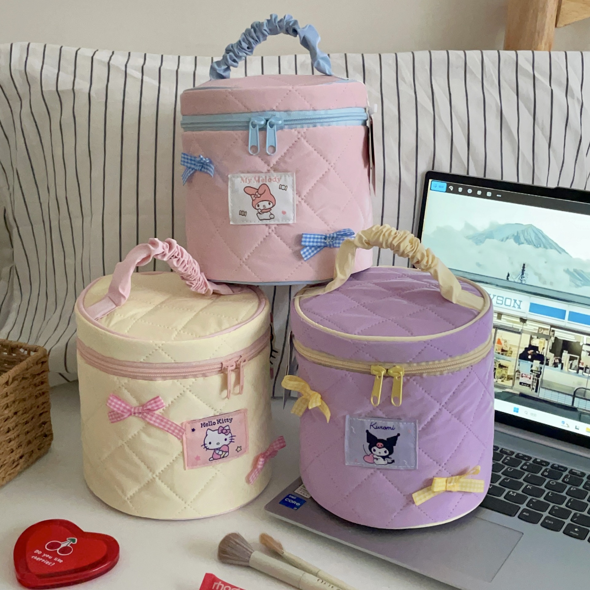 Sanrio candy-colored hand-held makeup bag, cute for girls, large-capacity portable travel cosmetics storage bag, toiletry bag Application Scenario