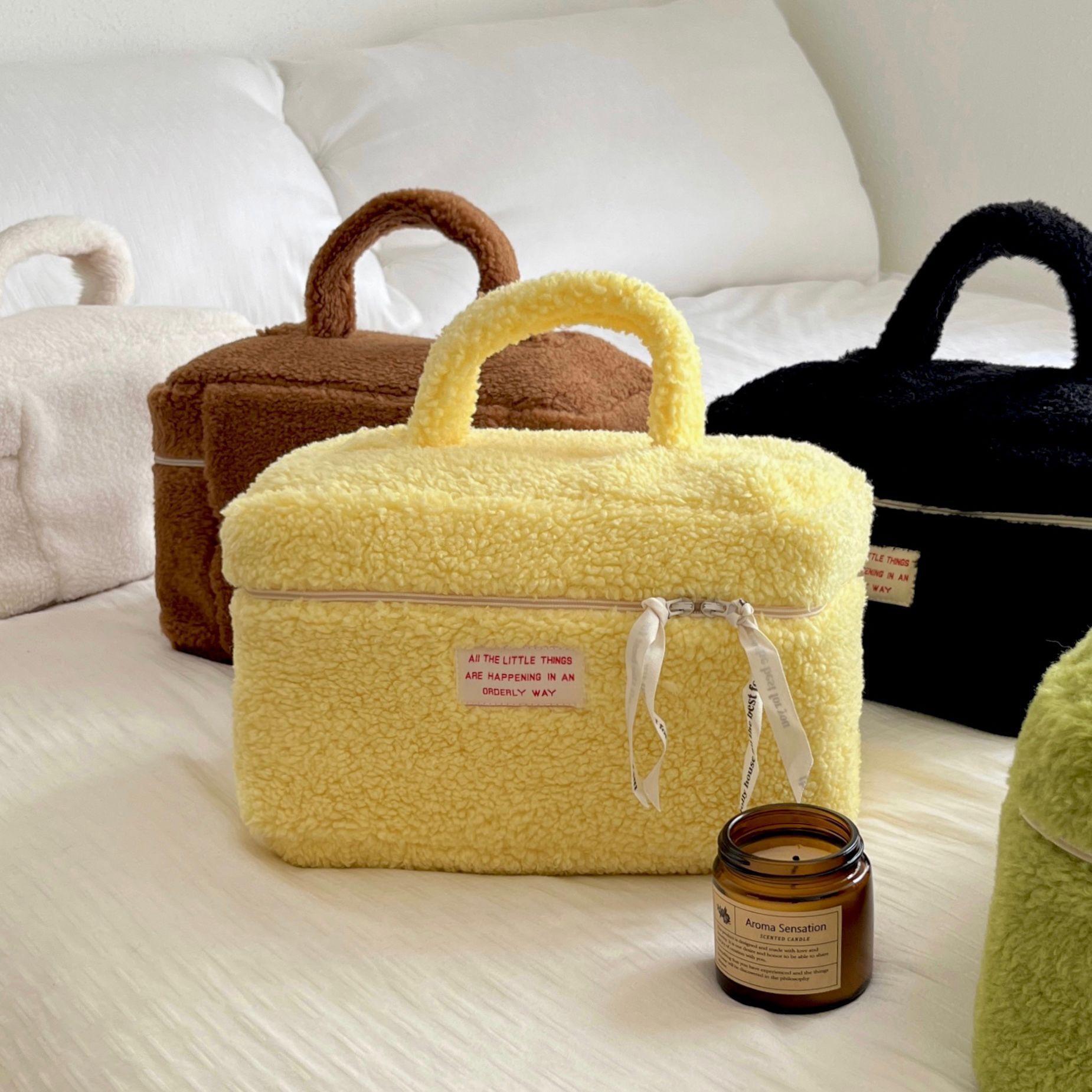 Fluffy and cute makeup bag, Japanese-style simple hand-held toiletry bag, large-capacity portable travel skin care product storage bag details Picture
