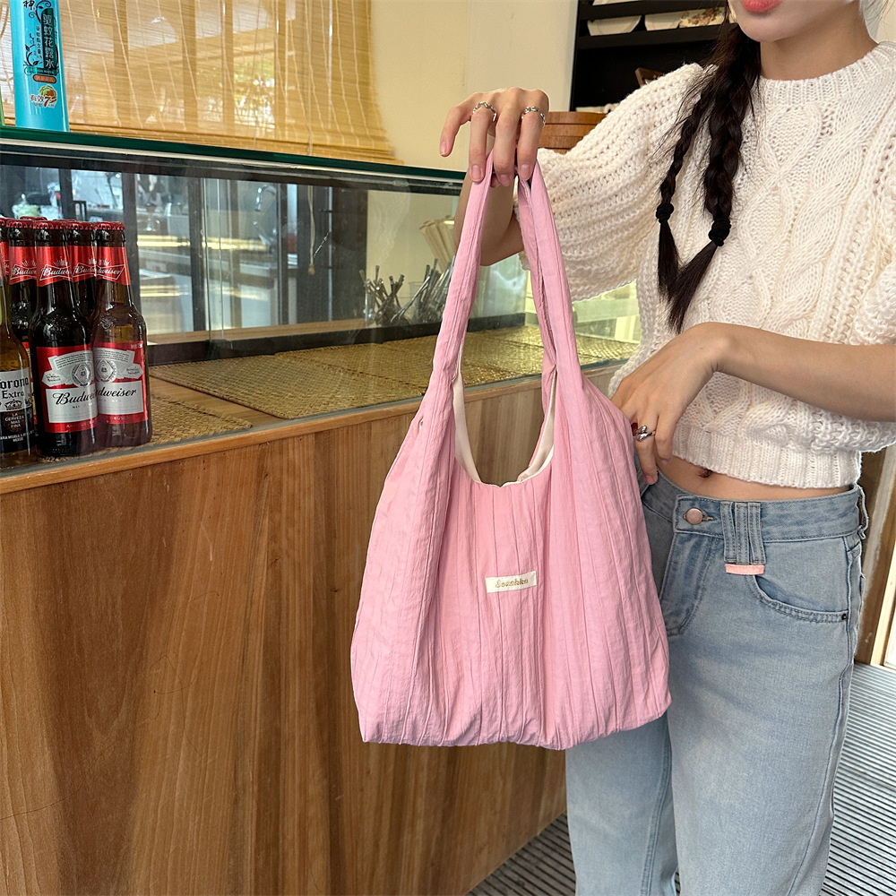 4943 ins simple single-shoulder women's bag, large capacity pleated solid color cloth bag, casual summer light new vest bag Application Scenario