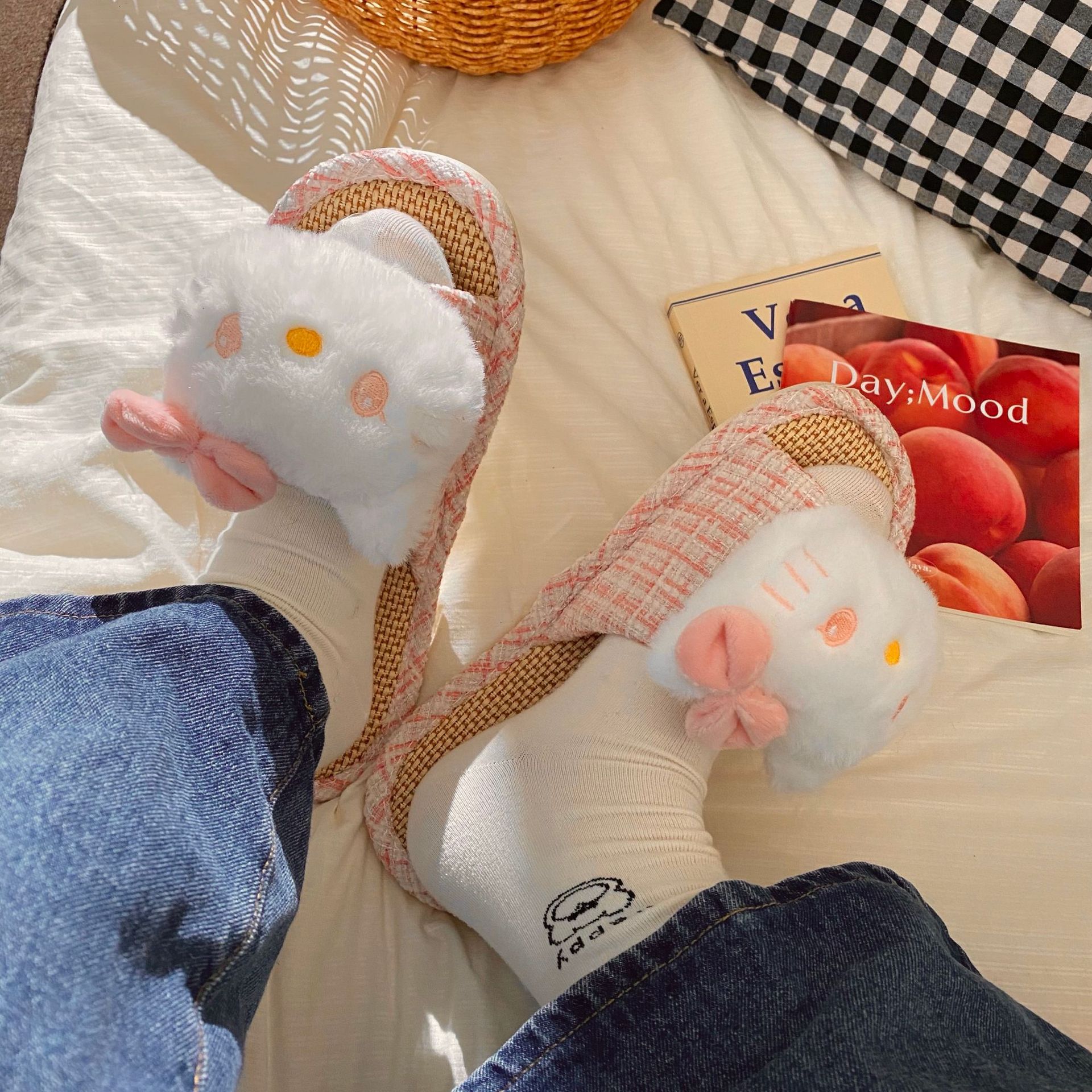 Cute cat-shaped linen slippers, women's fabric breathable indoor home anti-slip one-line slippers, lightweight flat cotton and linen slippers Application Scenario