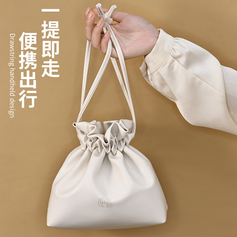 New lazy person makeup bag with large capacity, ins style, high appearance level travel storage bag, portable skin care products that can be carried by hand Specification drawing