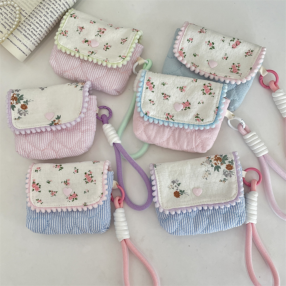 5223 pure cotton small floral print storage is suitable for CCD camera bags. It is a portable and compact travel storage bag that is resistant to drops and bumps full figure