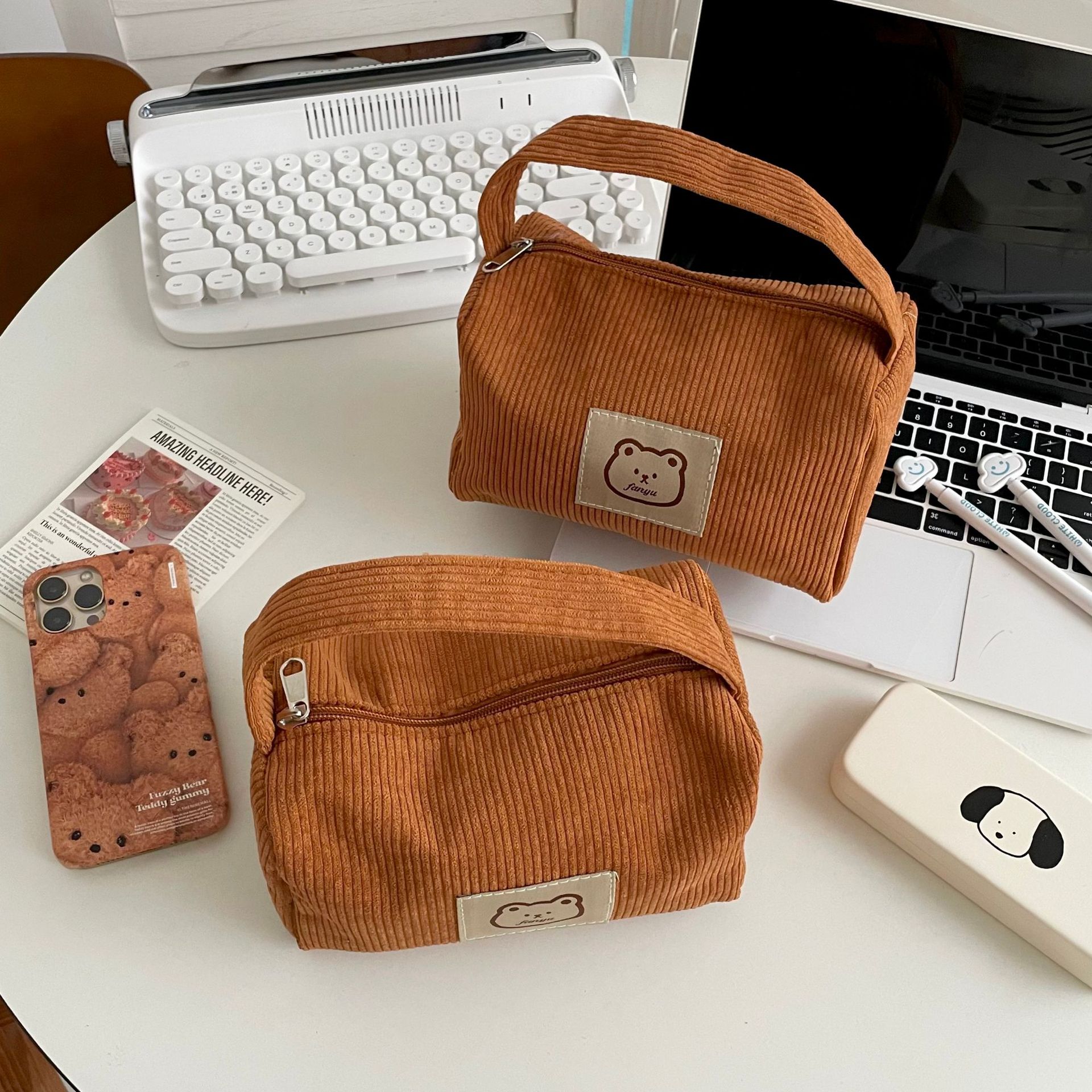 Cartoon Bear hand-held makeup bag for women, 2025 new portable cosmetics storage bag, toiletry bag, three-dimensional handbag Specification drawing