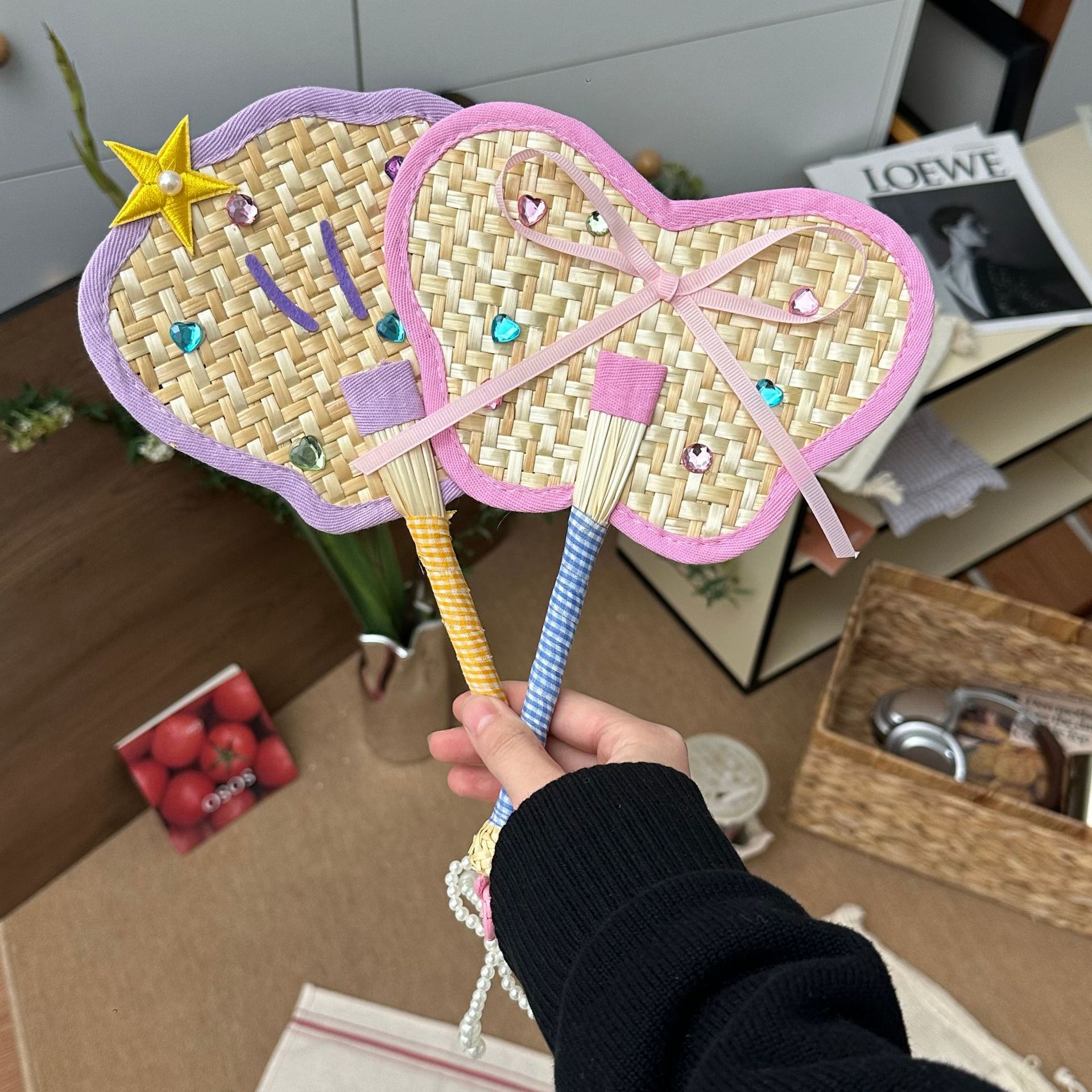 Cool and colorful palm-leaf fan, hand-woven from wheat straw in the shape of animal heads, mini and cute portable handheld fan Application Scenario