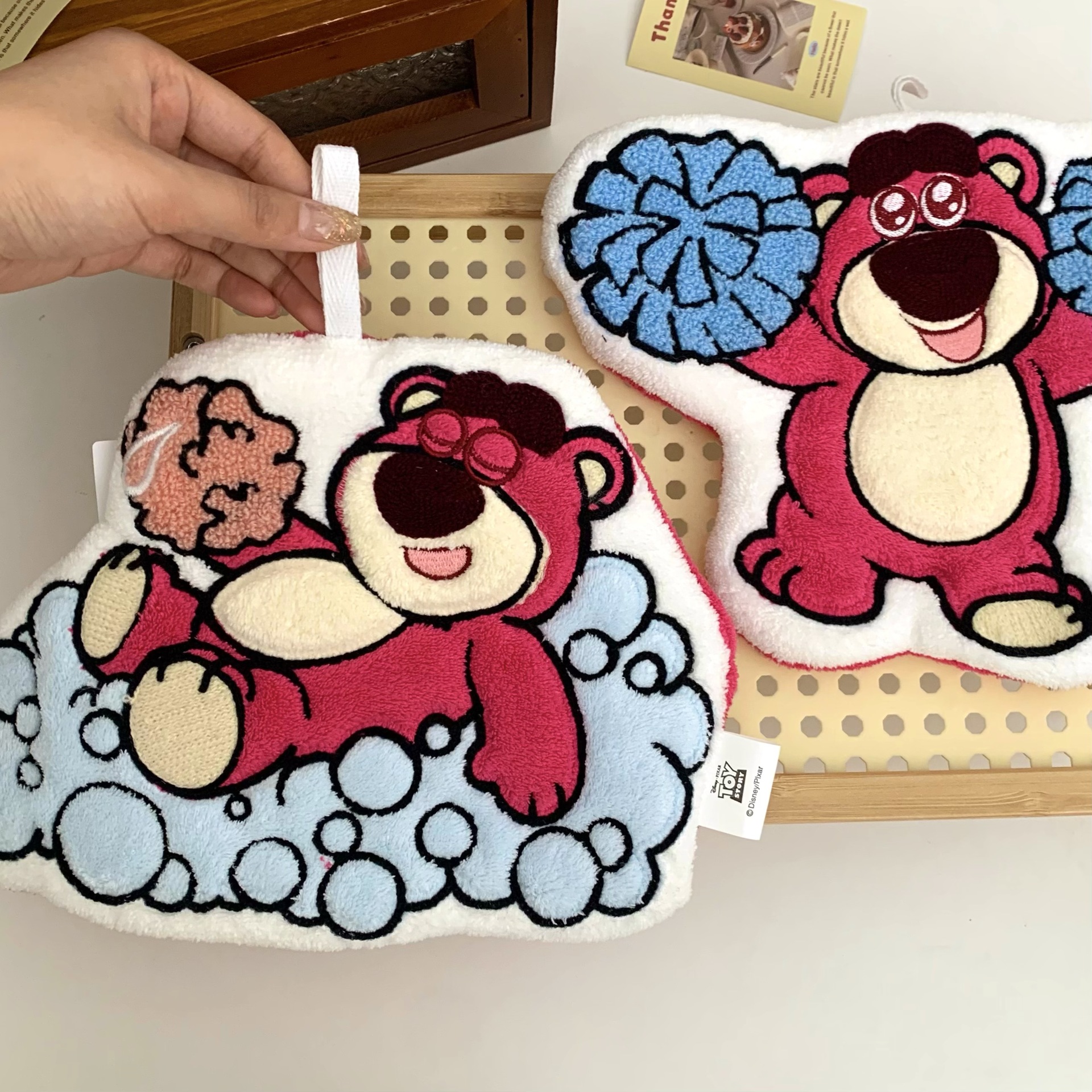 Cartoon strawberry bear hand towels, hanging cute bear coral fleece towels, thickened quick-drying kitchen and bathroom cloths Specification drawing